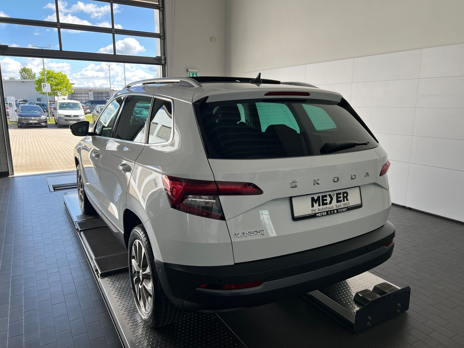 Fahrzeugabbildung SKODA Karoq Clever 1.5 TSI DSG *LED,Pano,Navi,Kamera,1