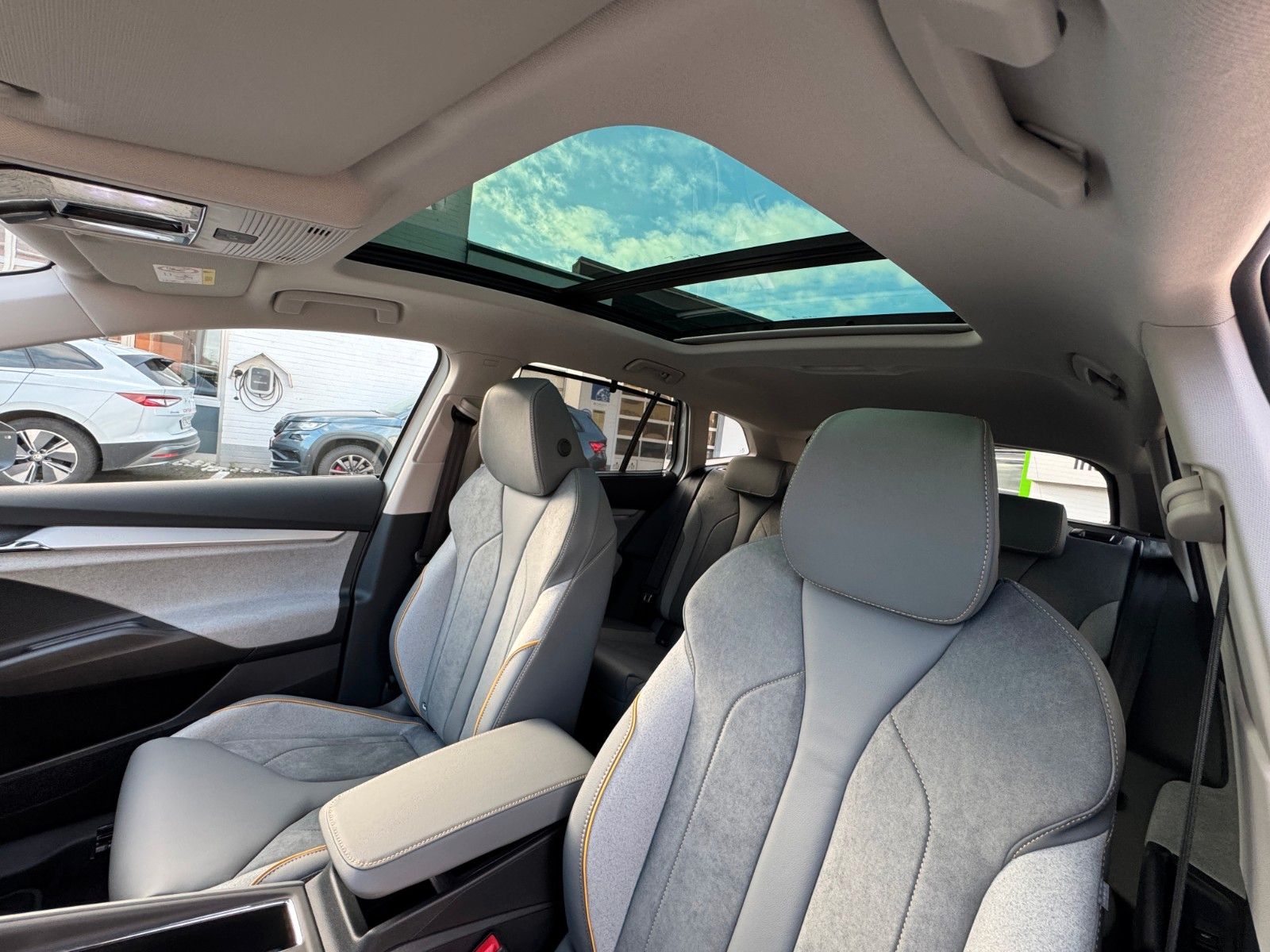 Fahrzeugabbildung SKODA ENYAQ LOUNGE PANO ACC NAVI