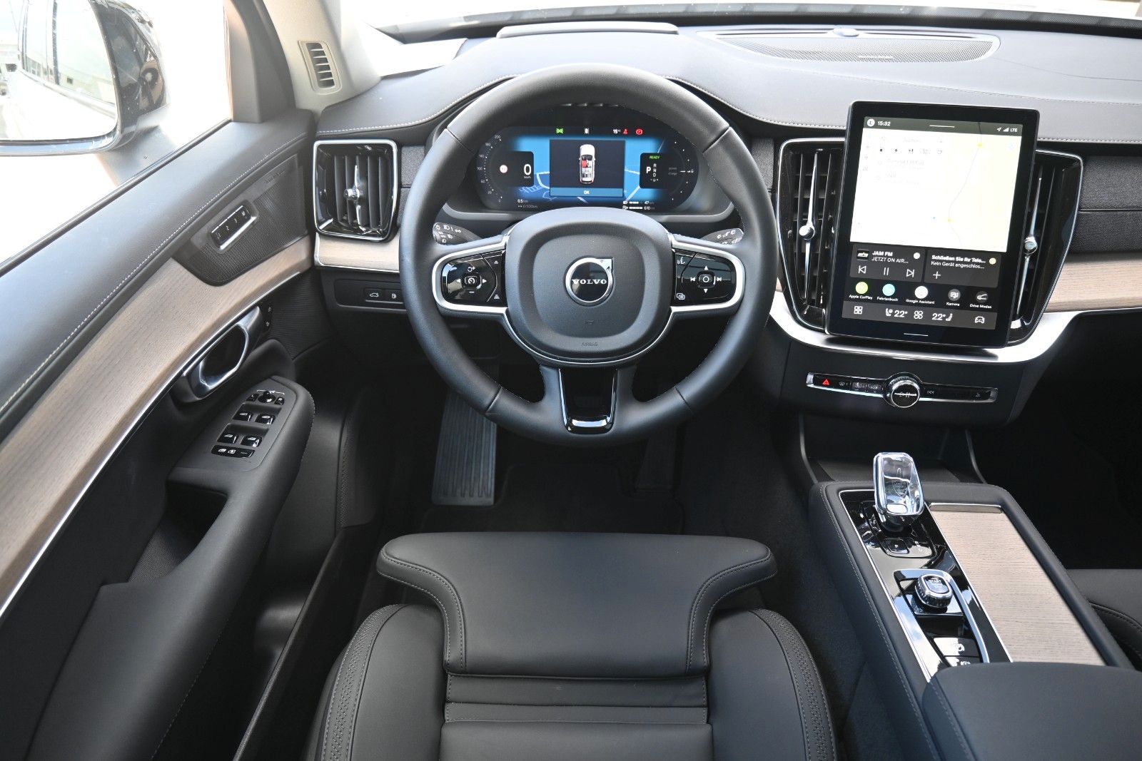 Fahrzeugabbildung Volvo XC90 T8 AWD Plus Dark*PANO*360°*HuD*H&K*ACC