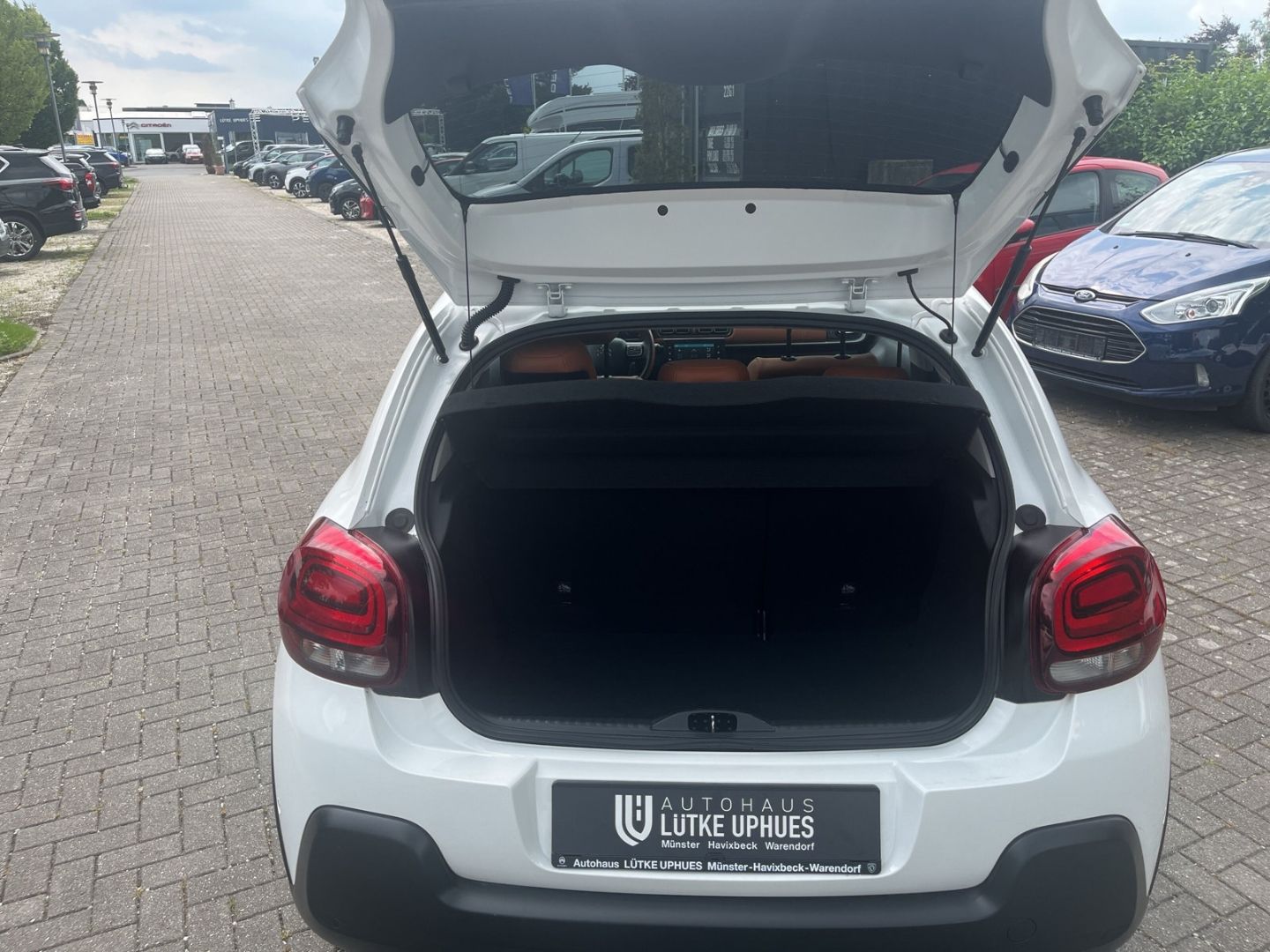 Fahrzeugabbildung Citroën C3 1.2 PureTech 110 Shine Panorama Navi DAB SHZ