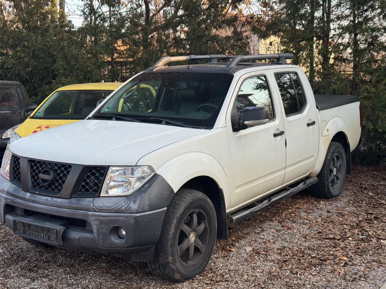 Nissan Navara Pickup Double Cab White Elements 4X4