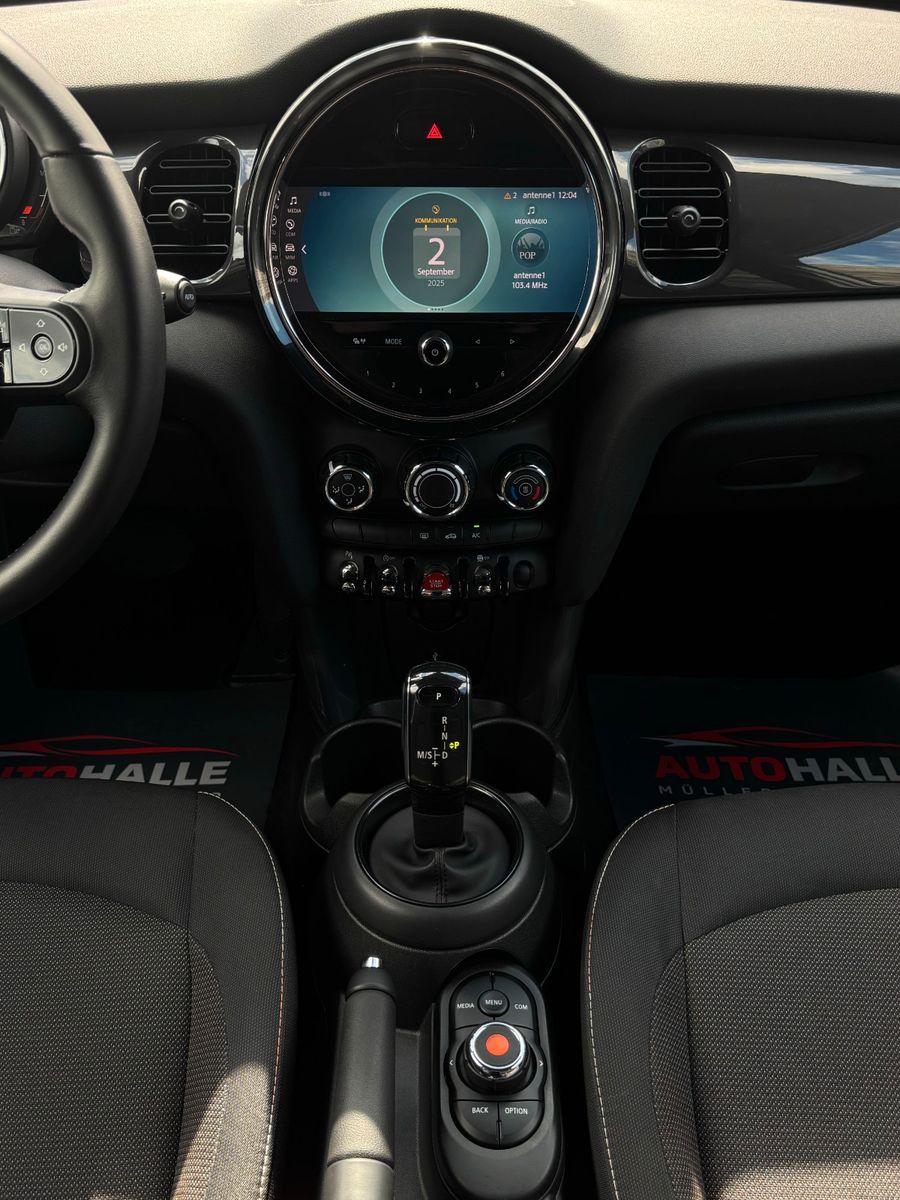 Fahrzeugabbildung MINI Cooper Auto. Essential Trim Kamera Temp. BLT