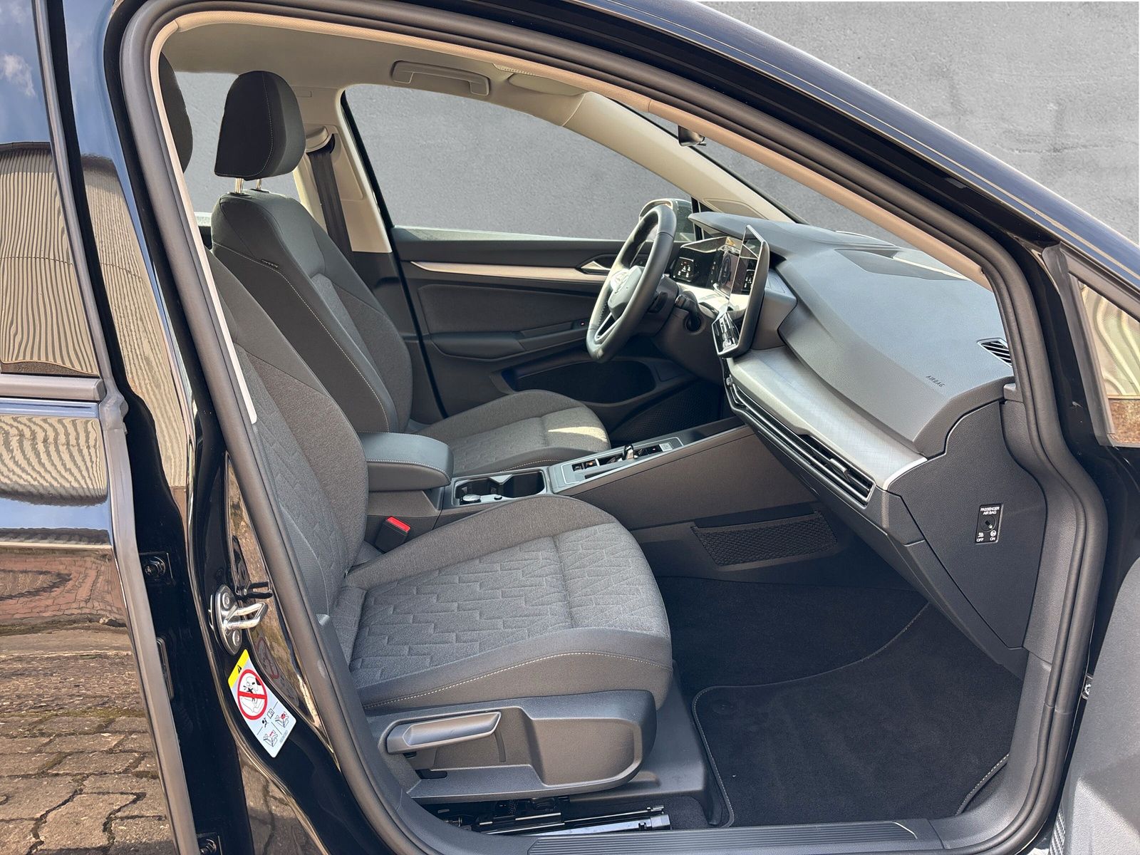 Fahrzeugabbildung Volkswagen Golf Variant Life 1.5 eTSI DSG App-Connect