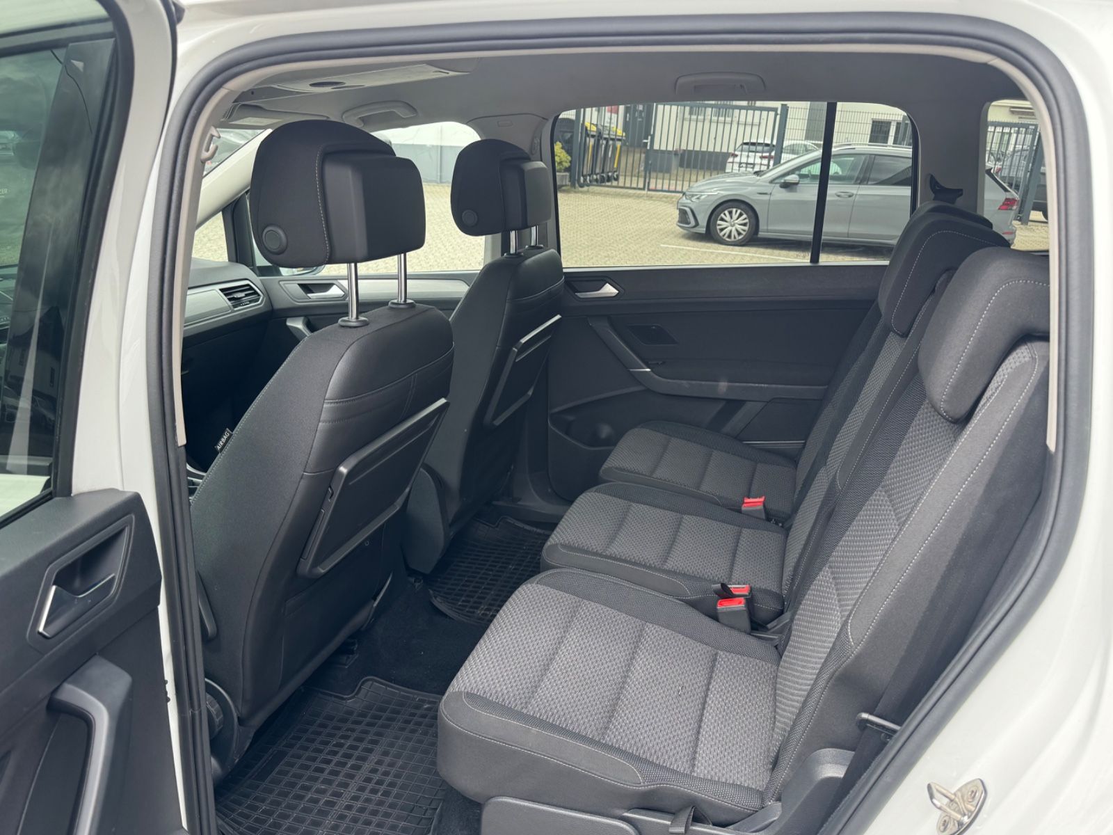 Fahrzeugabbildung Volkswagen Touran Comfortline/DSG/5-Sitzer/PDC