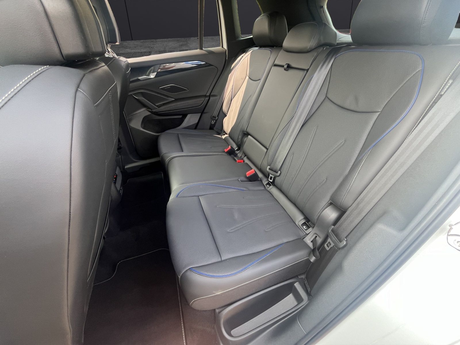 Fahrzeugabbildung Volkswagen Tiguan TDI R-Line 4M DSG MATRIX AHK PANO 20" NAV