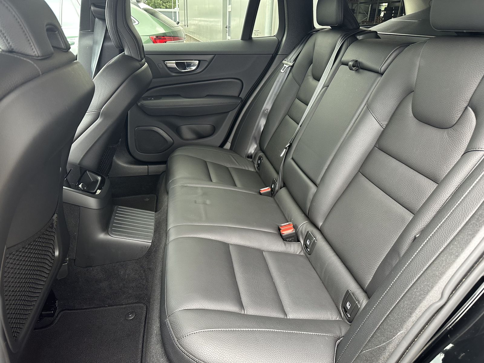 Fahrzeugabbildung Volvo V60 T6 Hybrid Plus Bright AWD NAV+LED+H&K+HUD+VC