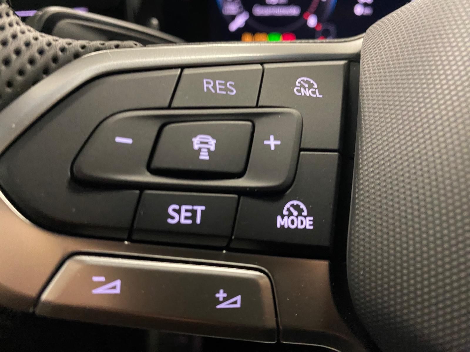 Fahrzeugabbildung Volkswagen T-Roc 1.5 eTSI R-Line NEUES MODELL AHK+ACC+KAMER