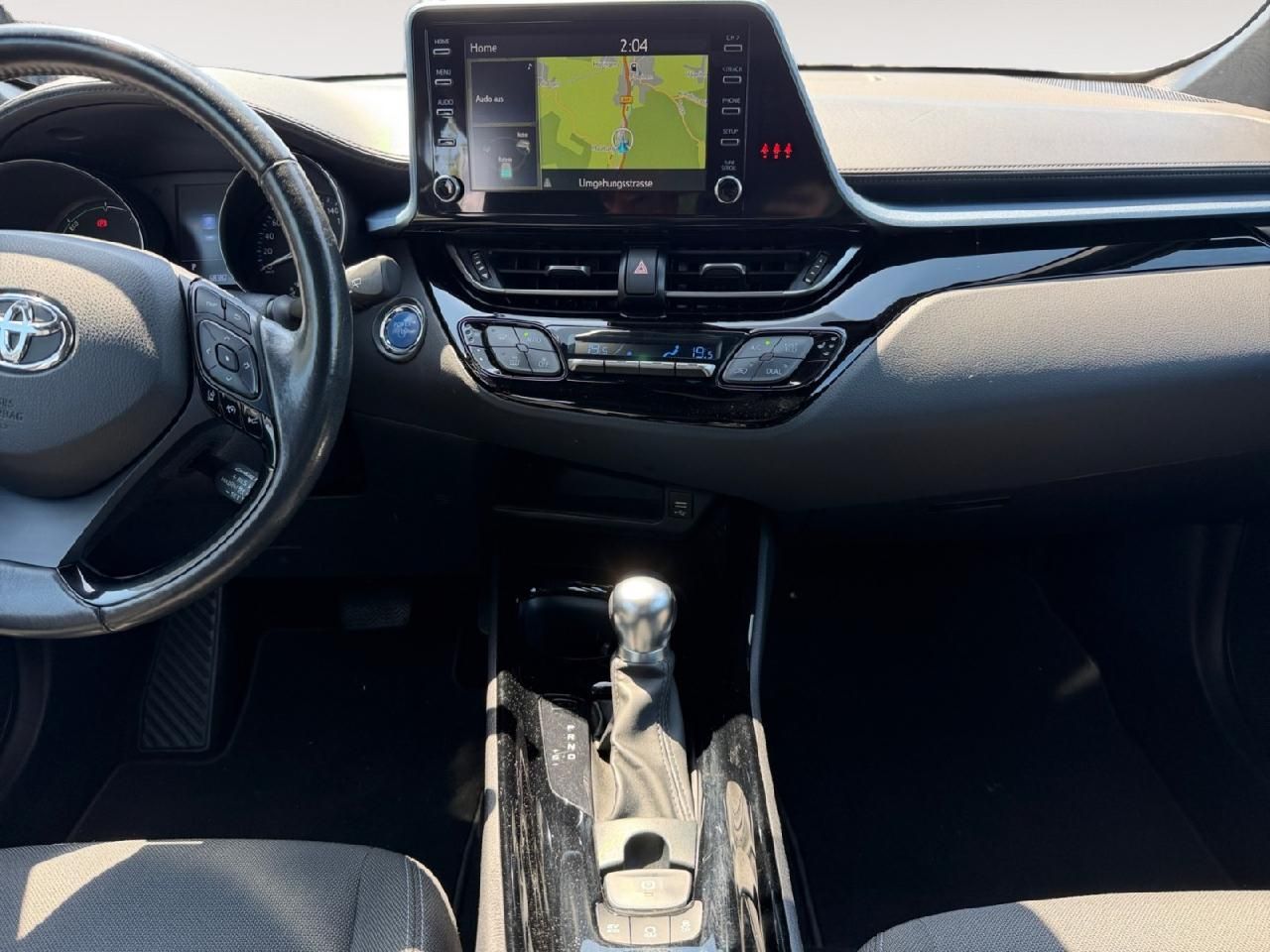 Fahrzeugabbildung Toyota C-HR Hybrid Team D