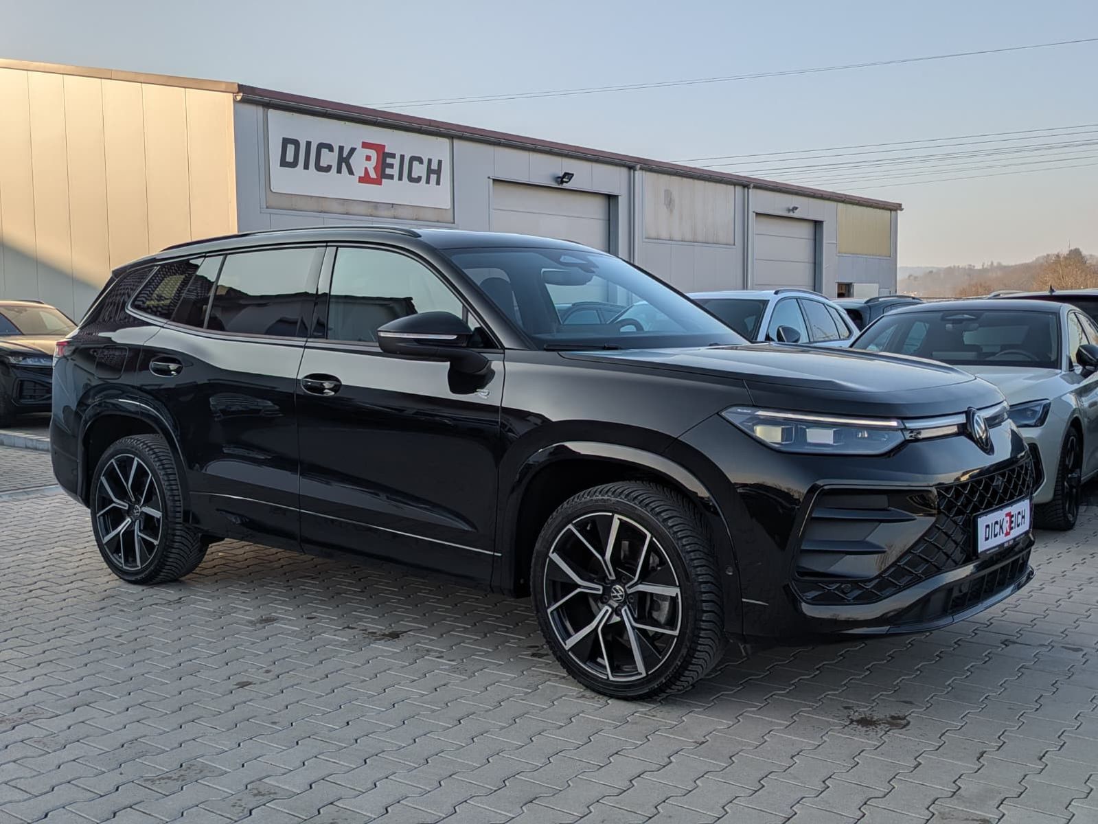 Fahrzeugabbildung Volkswagen Tayron 2.0 TDI 4M R-Line BLACK*7Si*MATRIX*PANO