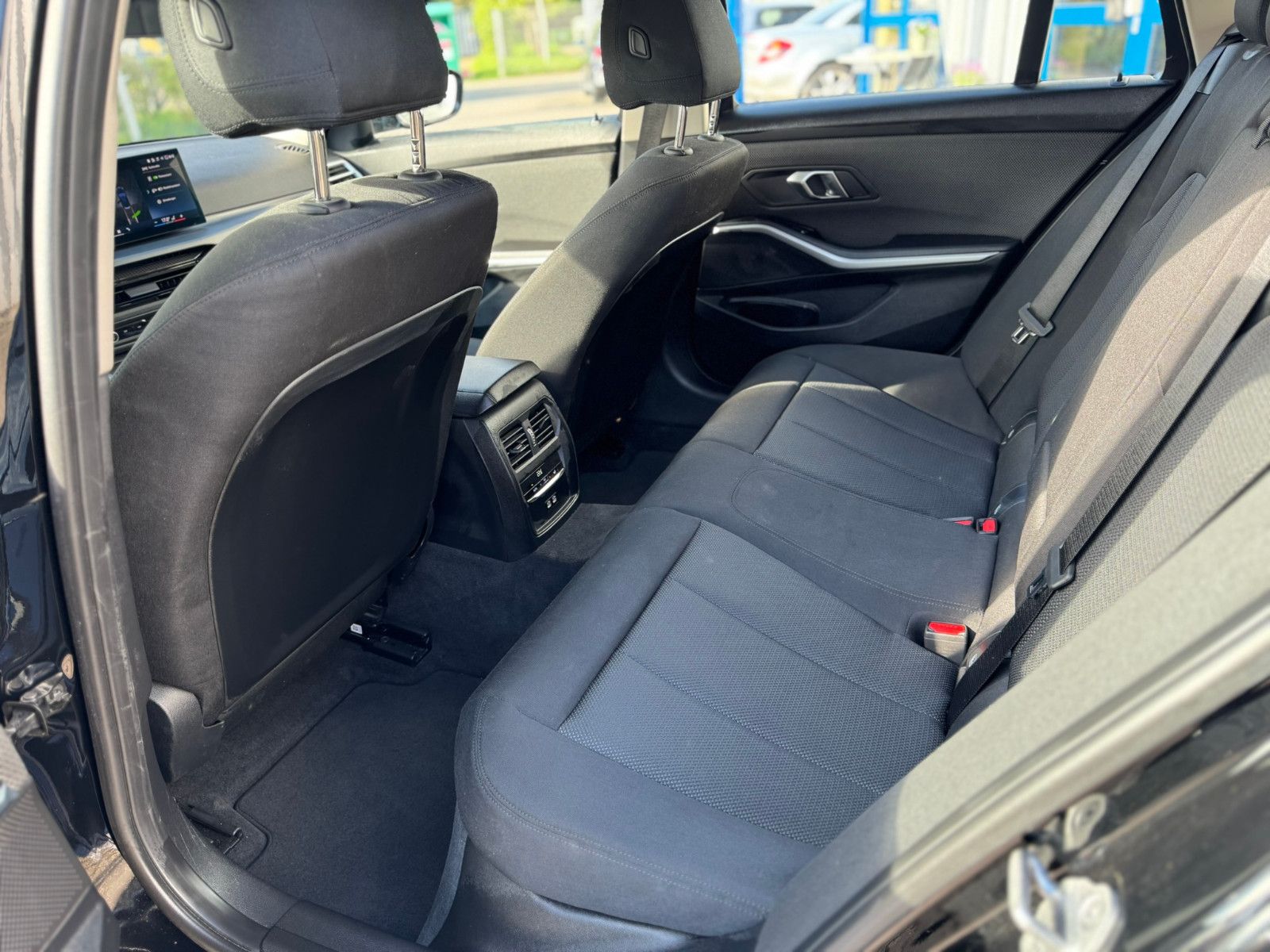 BMW 318i | AUT | KAMERA | SZH | SHADOW-LINE | NAVI foto 15