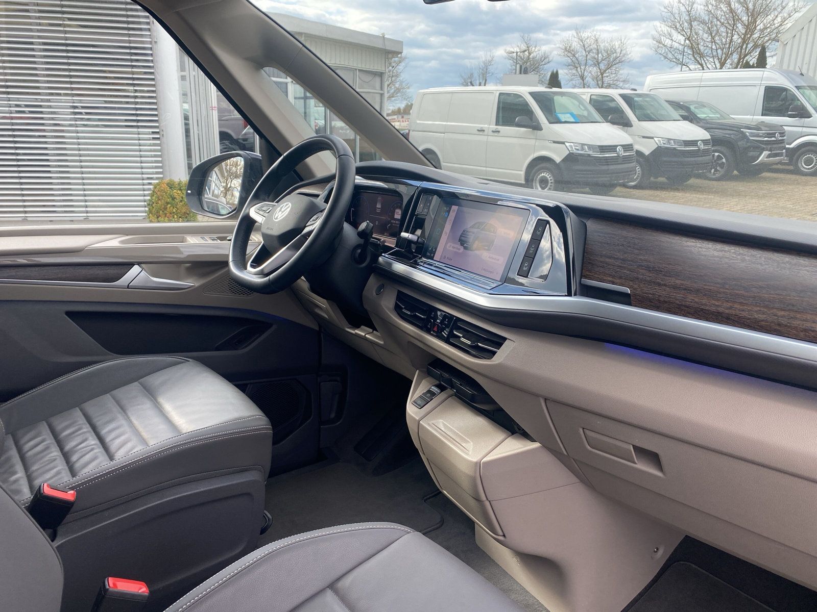 Fahrzeugabbildung Volkswagen T7 Multivan 2.0 TDI DSG Style AHK MATRIX HuD STA