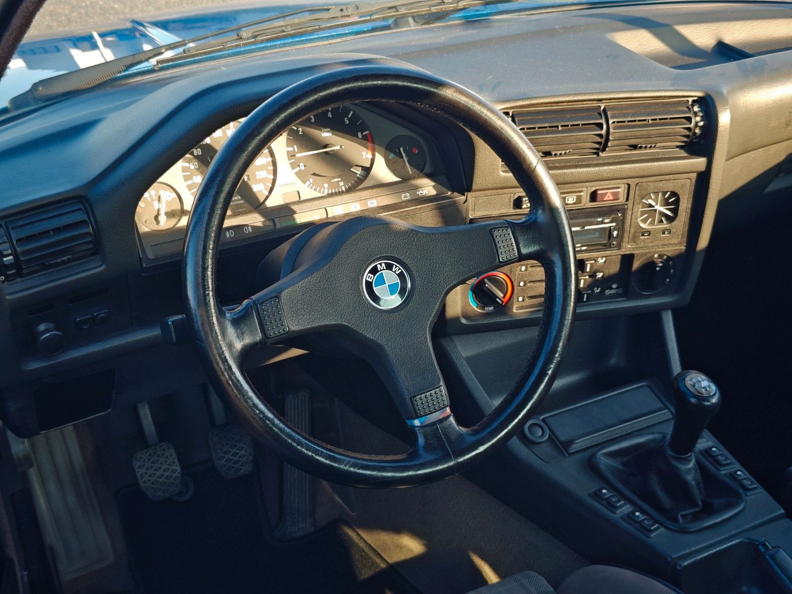 Fahrzeugabbildung BMW 318i Cabrio E30 - Lack NEU, Verdeck NEU