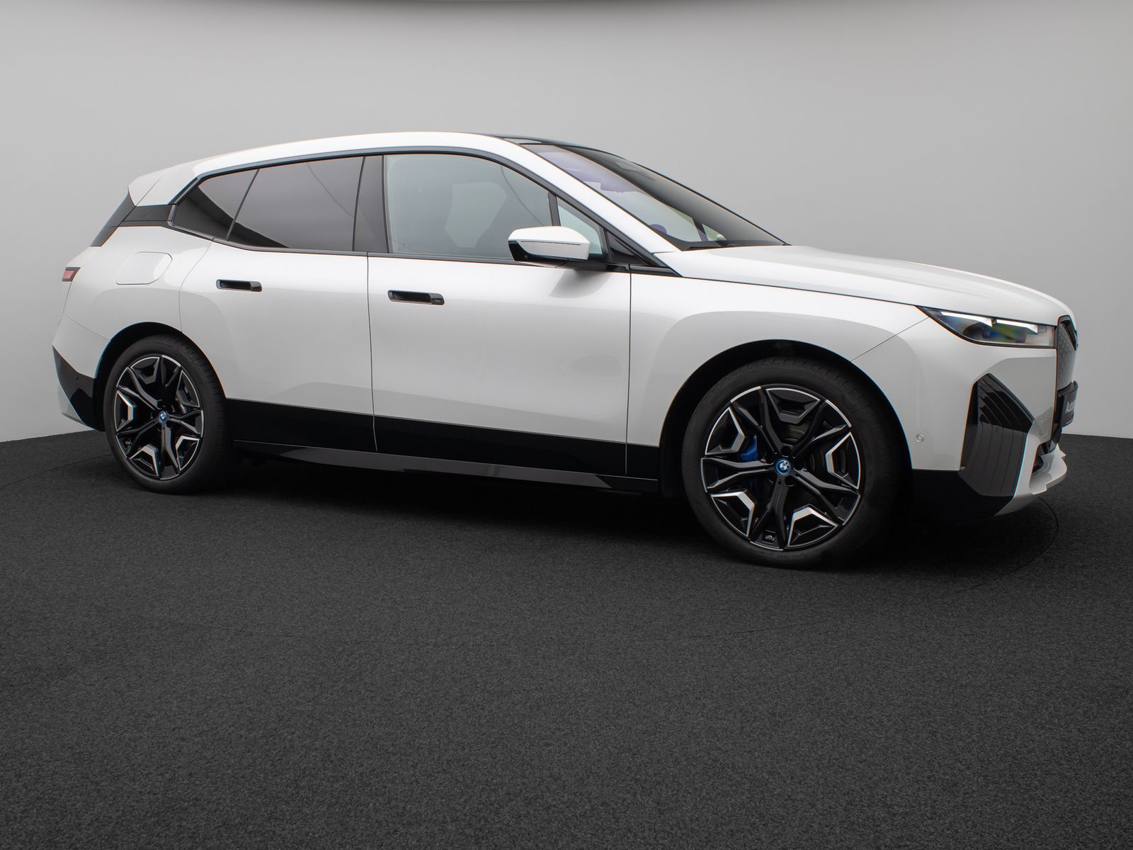 Fahrzeugabbildung BMW iX xD40 Sport SkyLounge 360°DAB H/K AHK 22Zoll