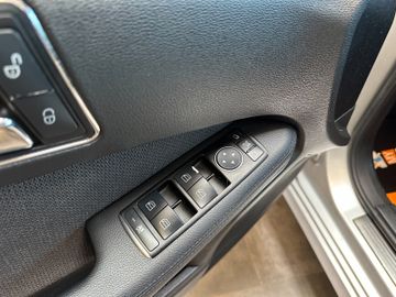 MYAUTOCENTER – Gebraucht- und Jahreswagen mit Werkstattservice in Pfaffenhofen Mercedes-Benz E 200 *AHK*Abstandstempo*Teilleder*Szhz*