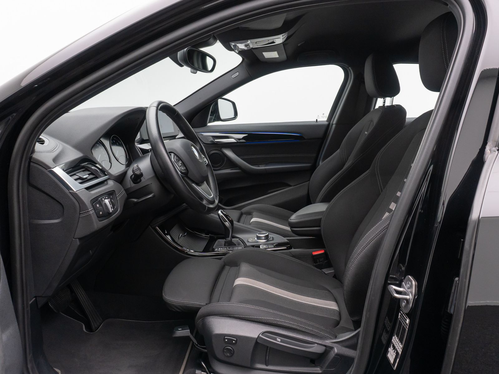 Fahrzeugabbildung BMW X2 sD18i Alarm HUD DAB Kamera HiFi Sportsitz 19"