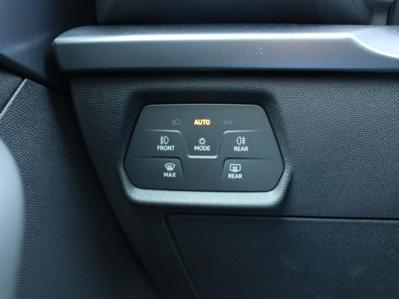Fahrzeugabbildung CUPRA Formentor 1.5 eTSI DSG - mit KI generiert/bearbeitet