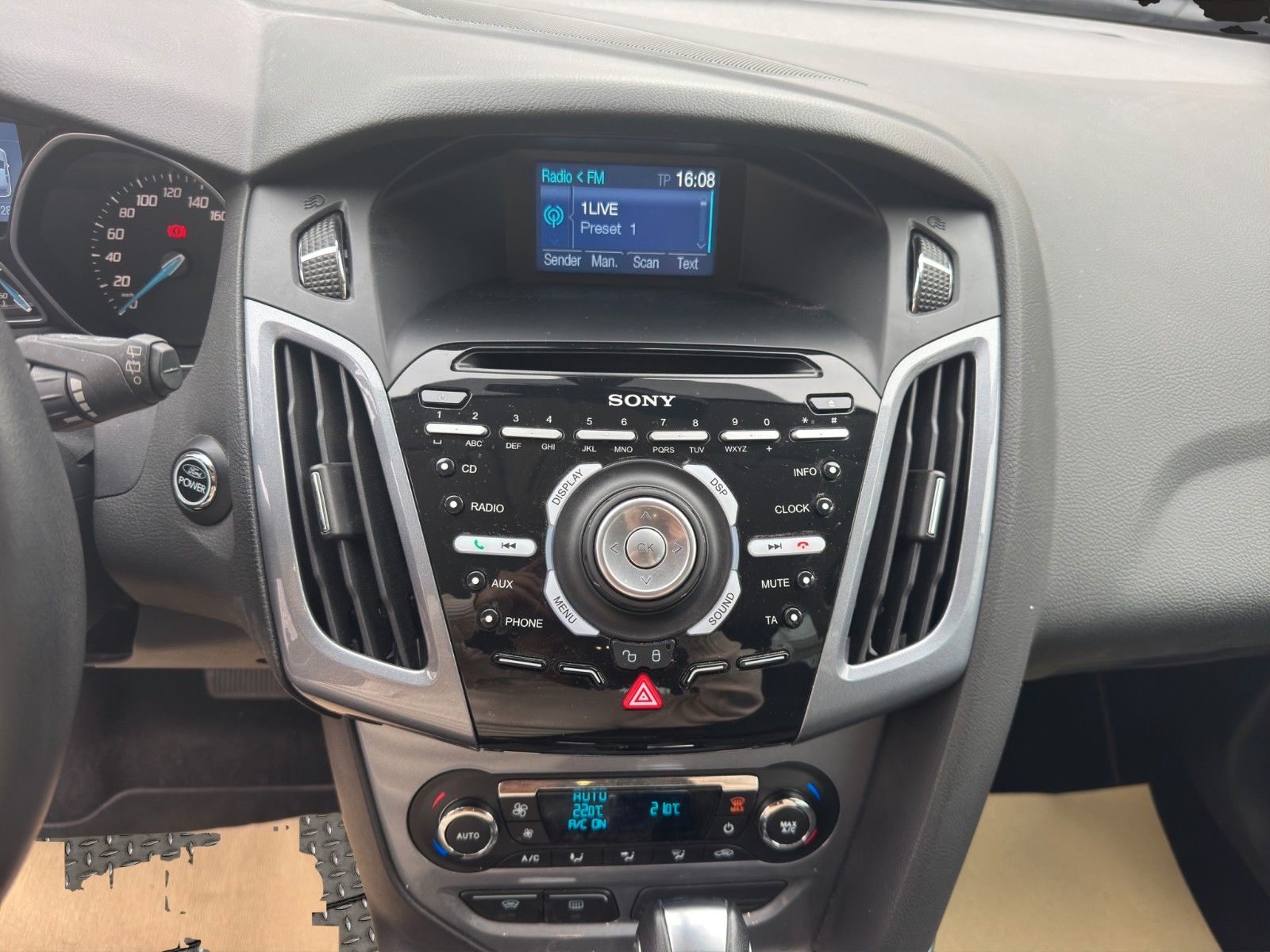 Fahrzeugabbildung Ford Focus Lim. Titanium Automatik/1HAND