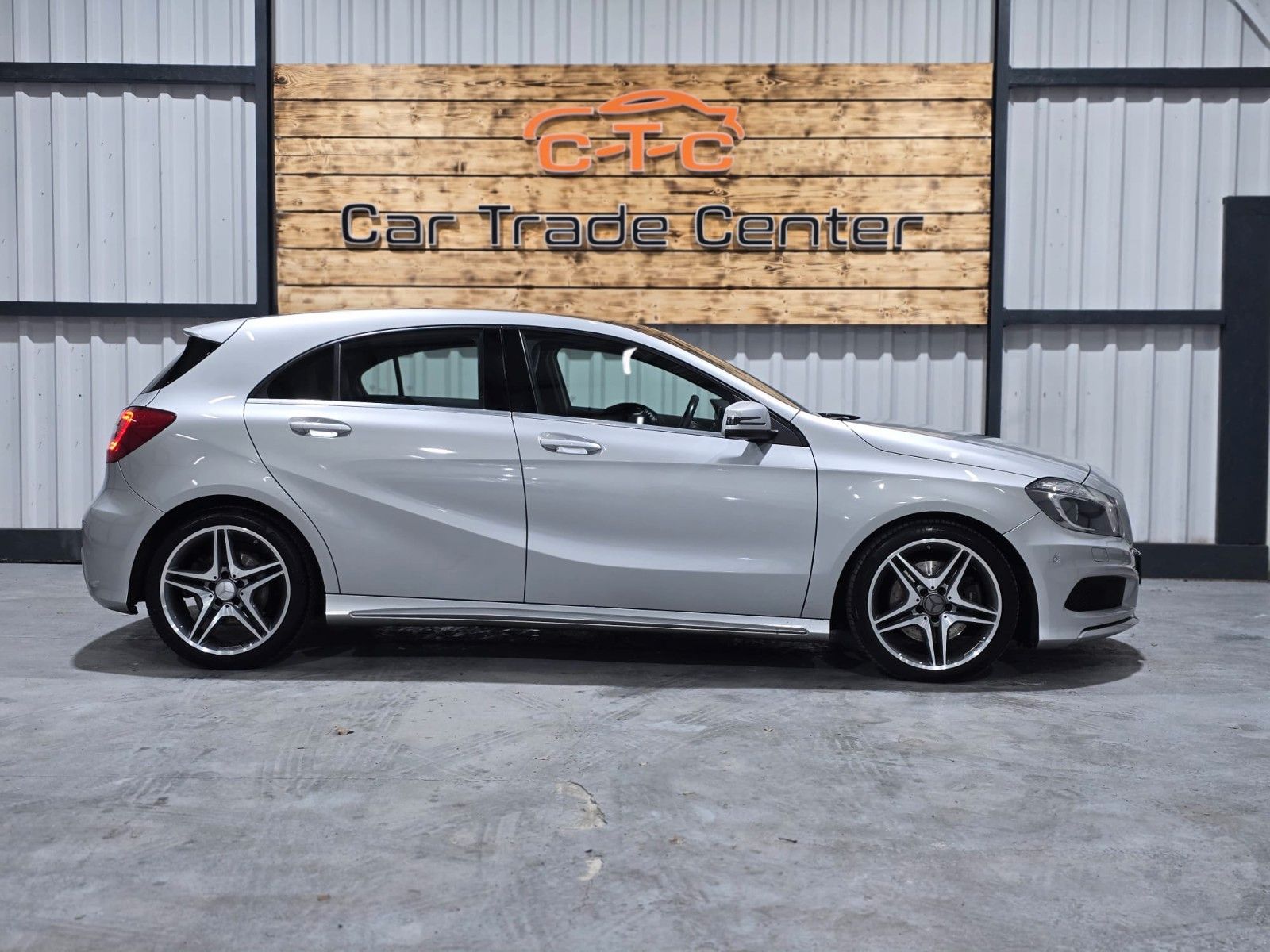 Fahrzeugabbildung Mercedes-Benz A250 AMG-Line/Panorama/Navi/8fach/TÜV-NEU