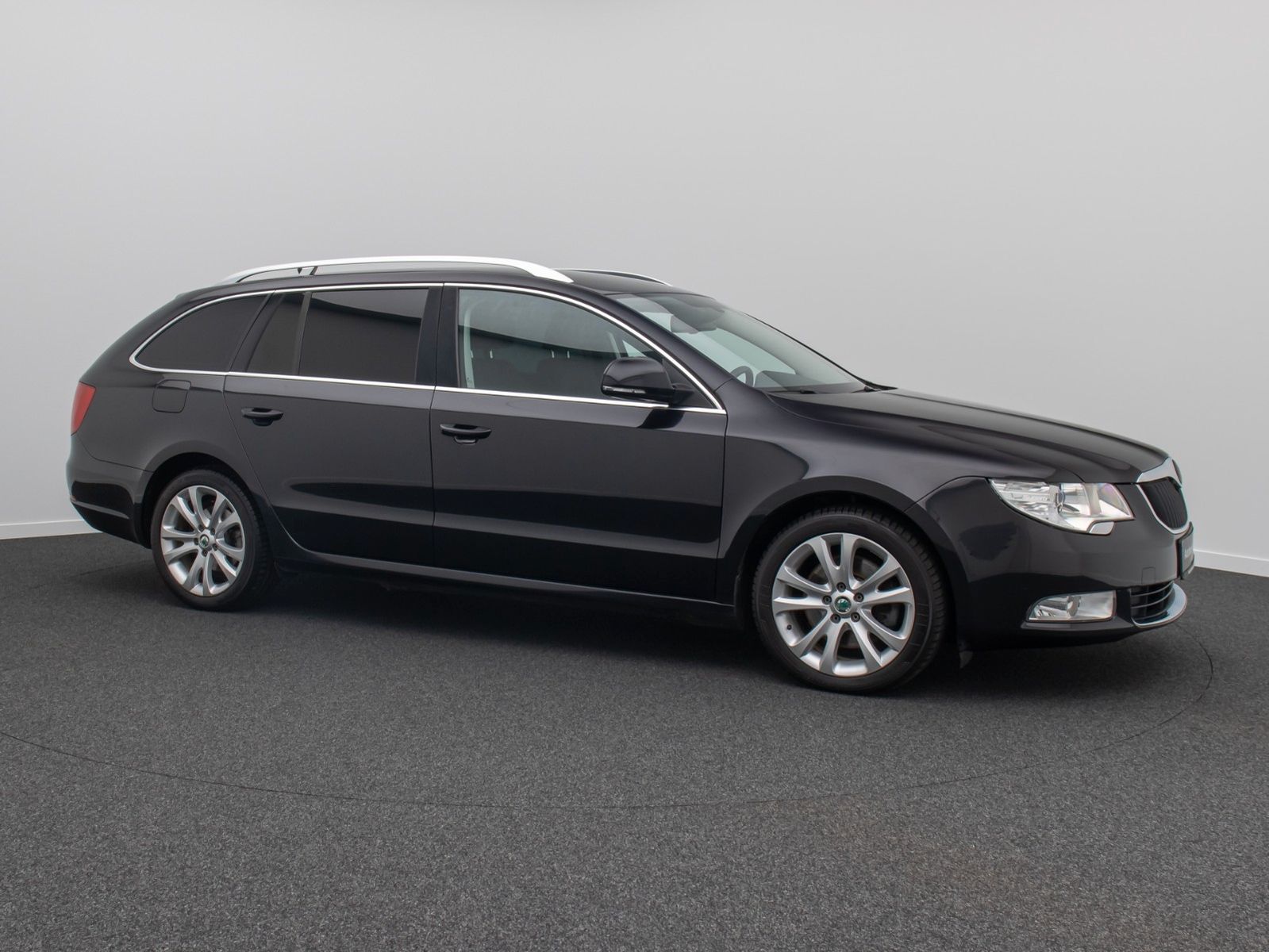 Fahrzeugabbildung SKODA Superb Combi Family PDC Sitzhzg Tempomat Comfort