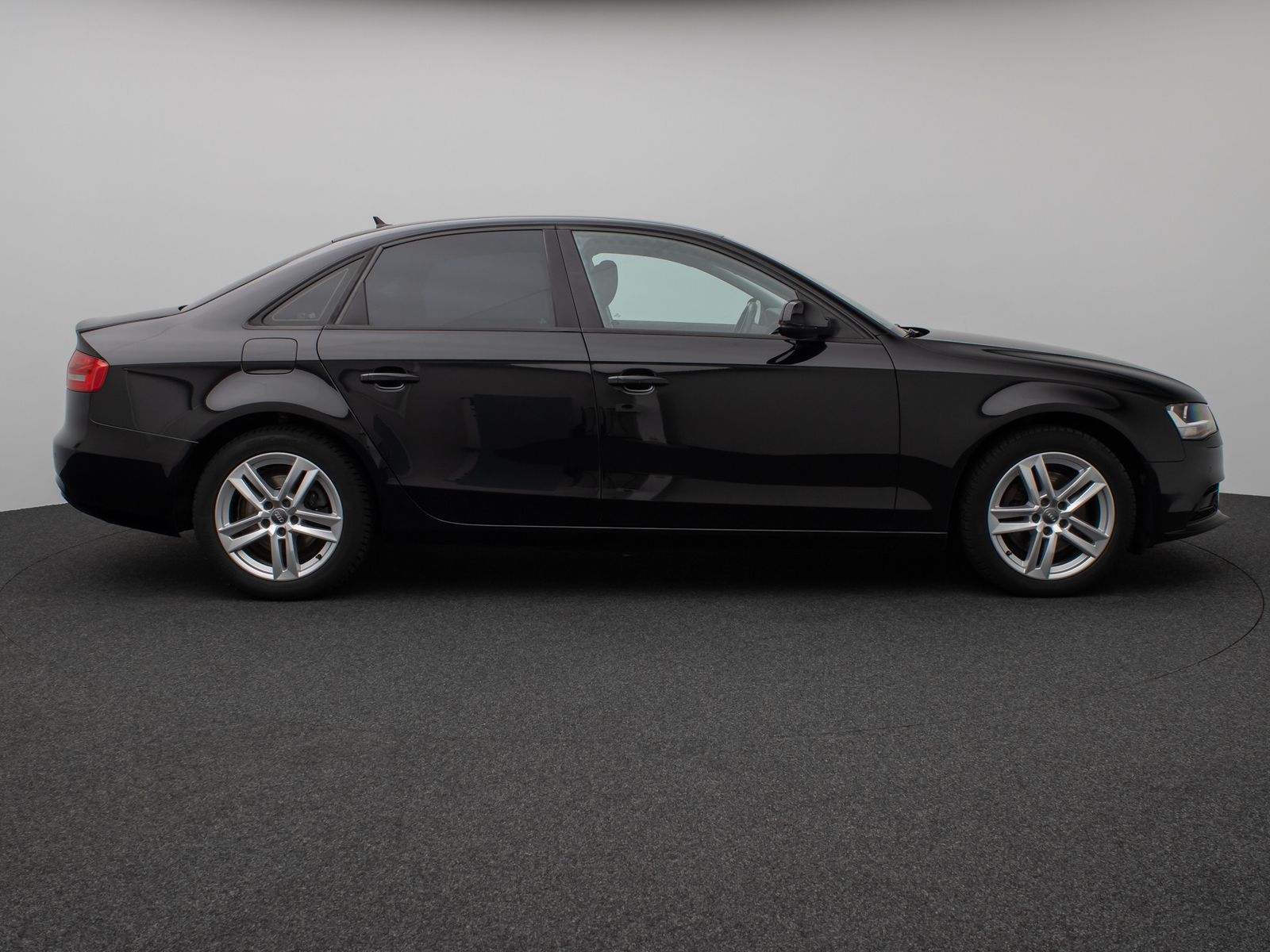 Fahrzeugabbildung Audi A4 Lim. Attraction Navigation Sitzhzg PDC AHK