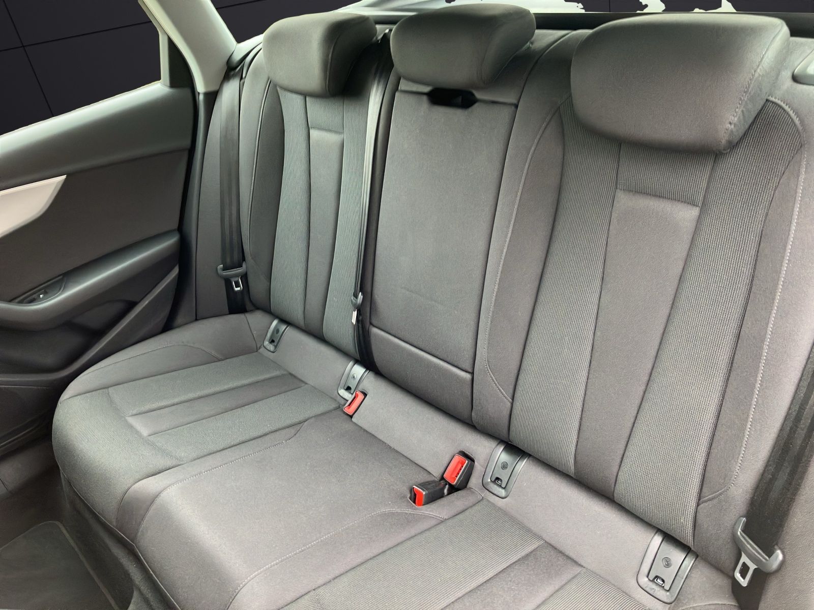 Fahrzeugabbildung Audi A4 Avant 40 TFSI S-tronic S-line LED Navi AVC AC