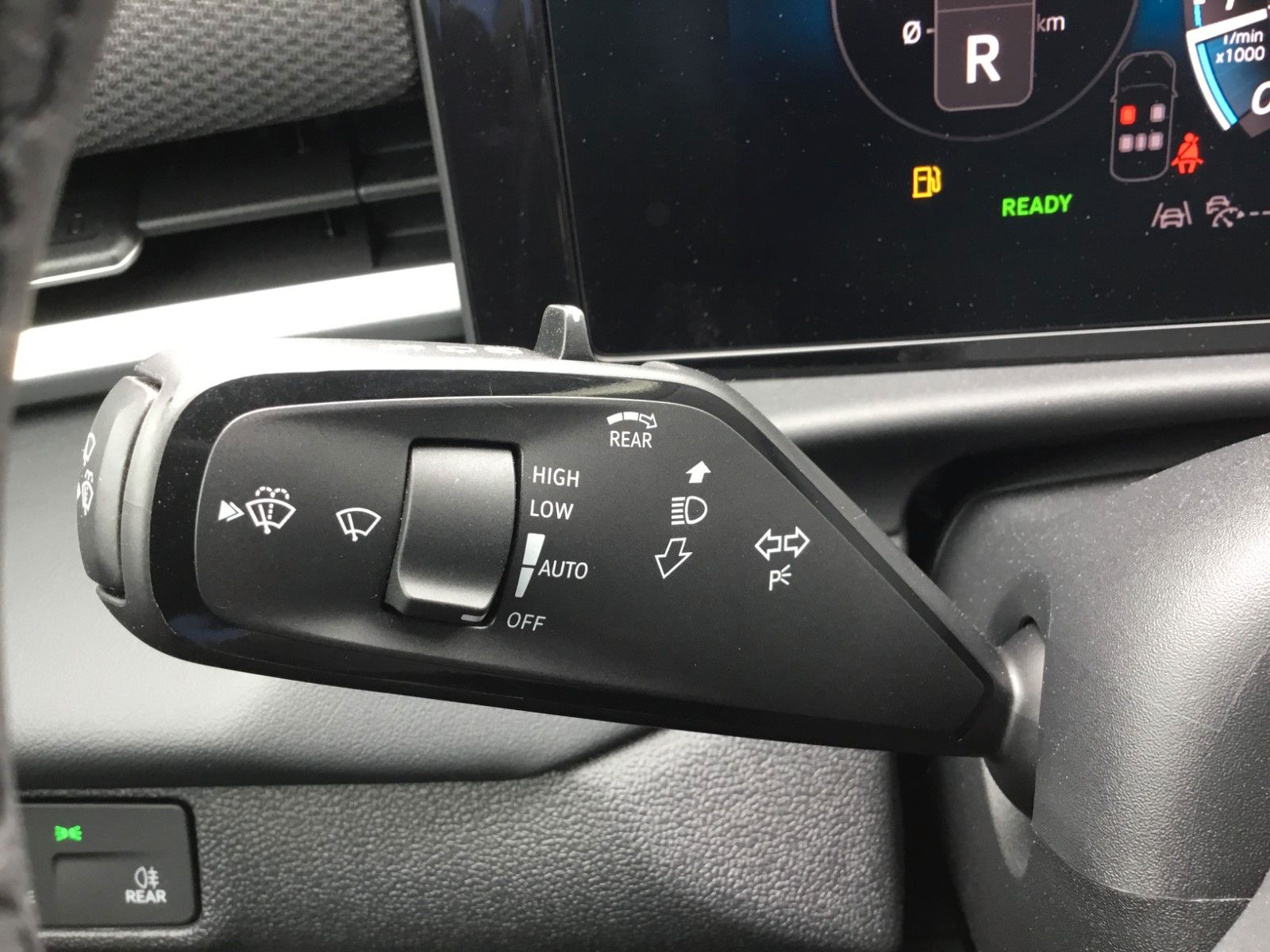 Fahrzeugabbildung Volkswagen T-Roc 1.5 eTSI DSG R-Line+AHK+LED+Navi+18"+Kessy