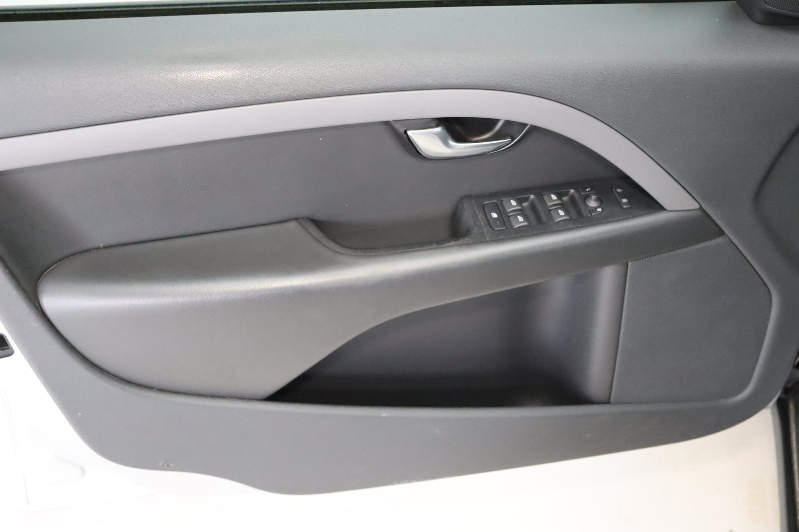 Volvo V70 2010 — photo 19