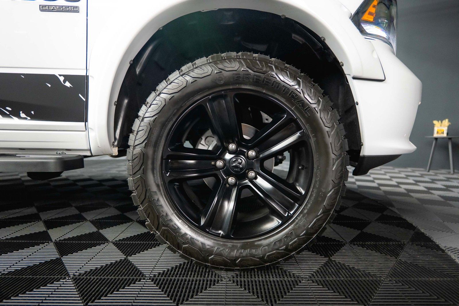 Fahrzeugabbildung Dodge RAM 5.7 V8 HEMI 4x4 OFFROAD Night-Paket *LED*19%