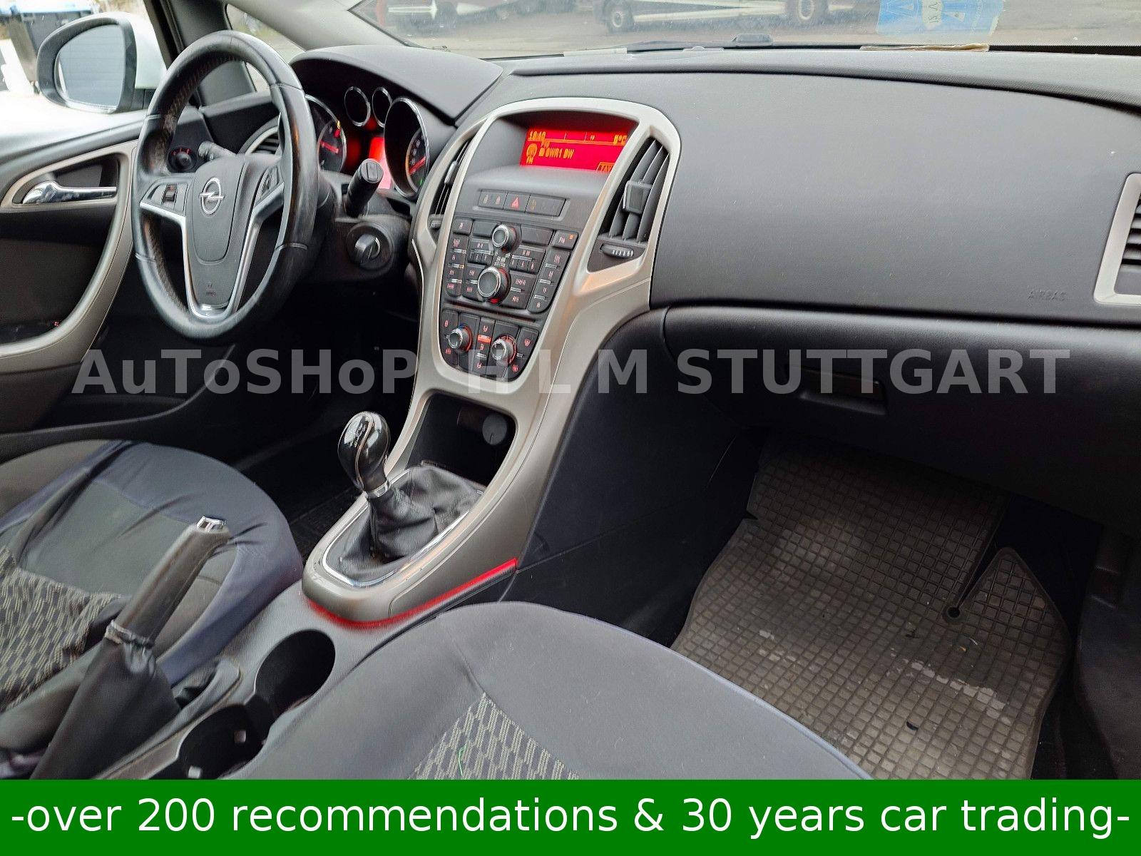 Opel Astra 2011 — rear view