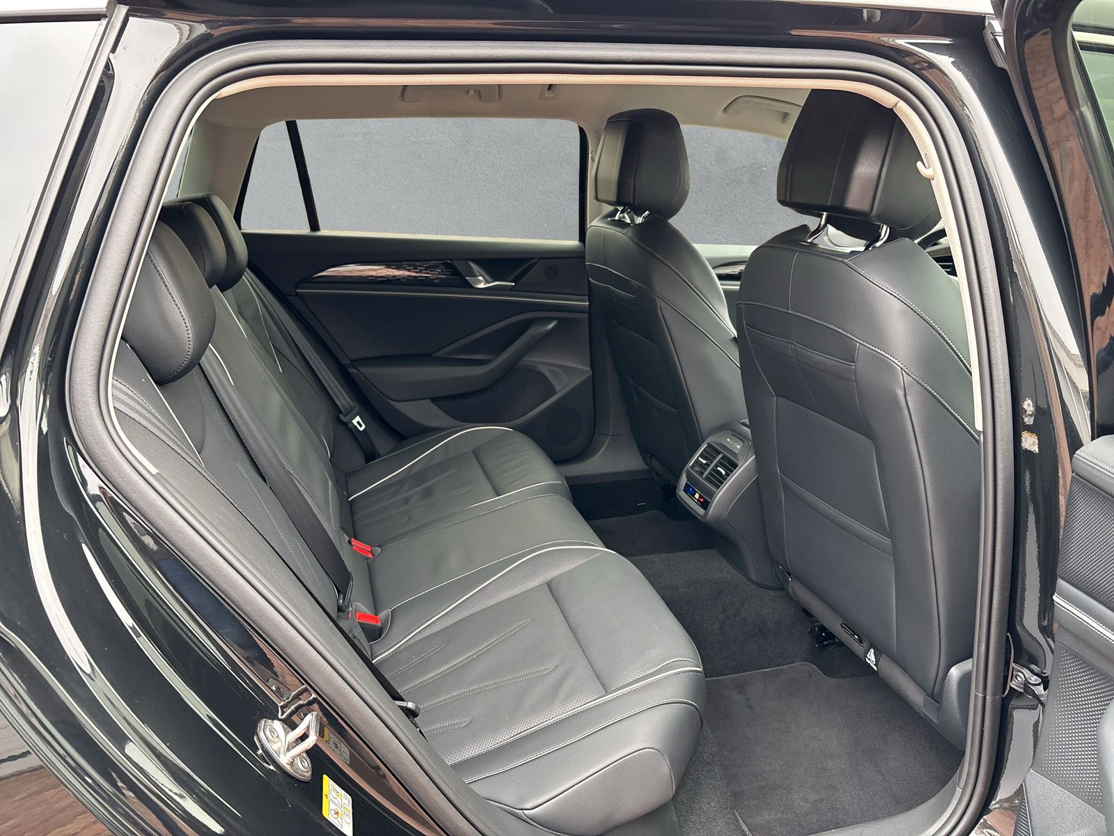 Fahrzeugabbildung Volkswagen Passat Variant 2.0 TDI Business AHK Kamera HuD M