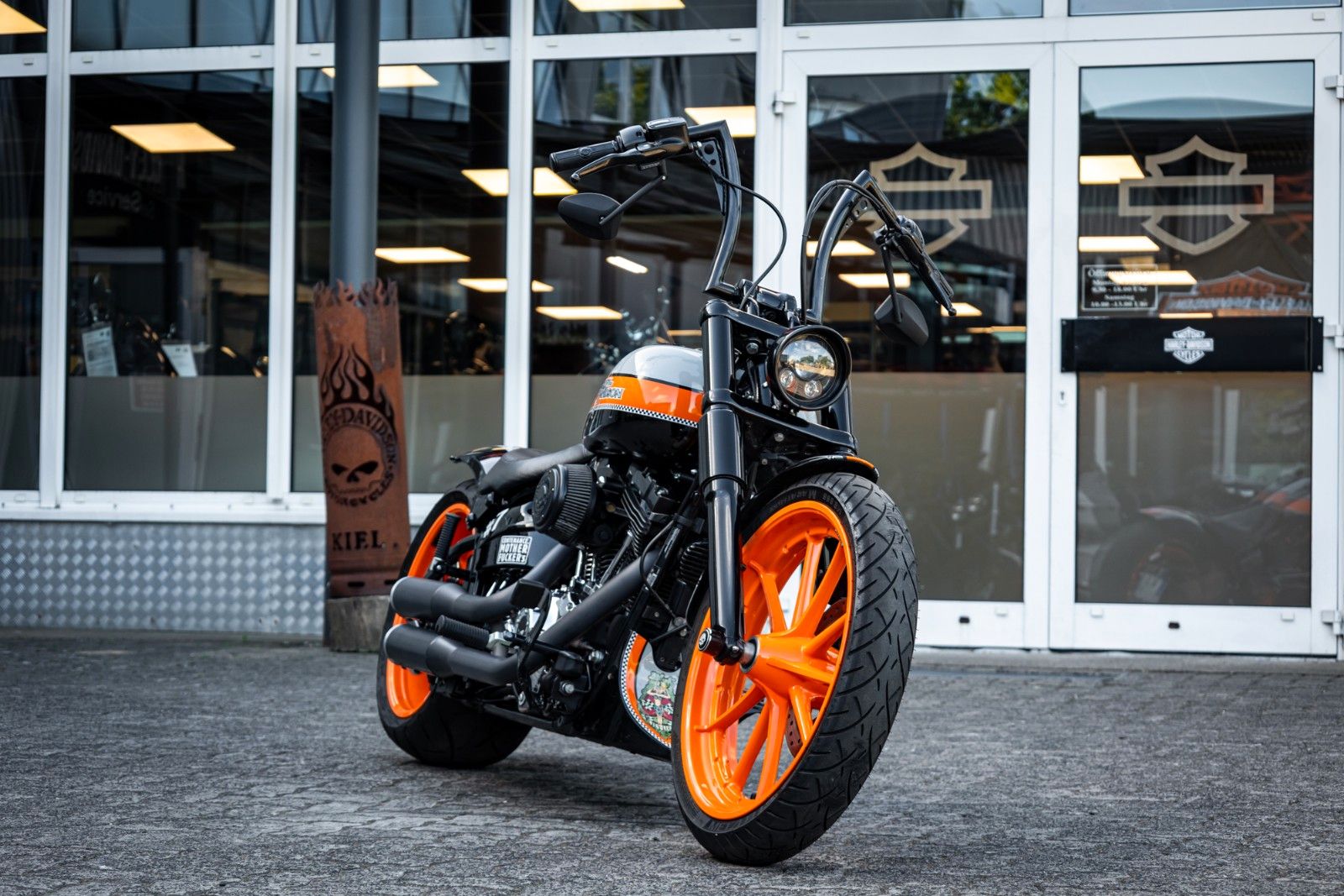 Fahrzeugabbildung Harley-Davidson FXSB Breakout 103 - Kesstech/Airride/Heckumbau -