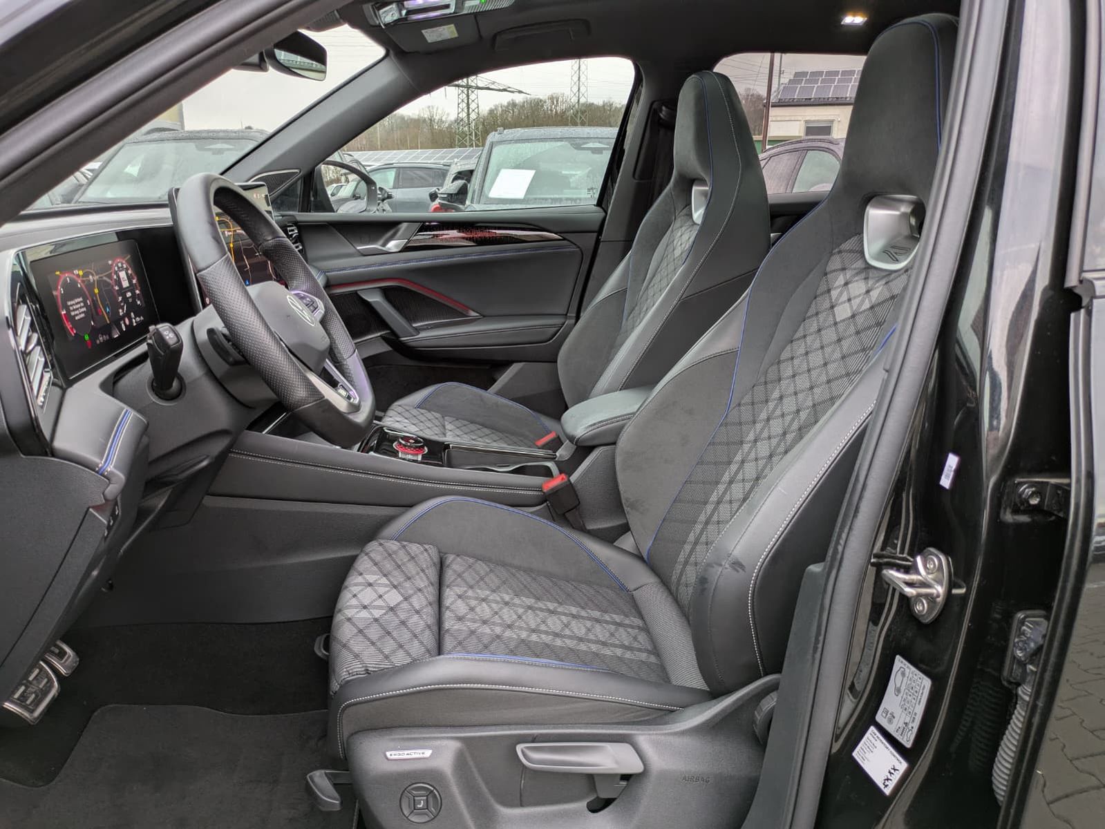 Fahrzeugabbildung Volkswagen Tiguan 2.0 TDI 4M R-Line PANO*H&K*AHK*MATRIX*20"