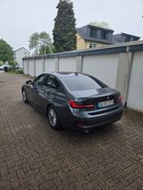 BMW 320i Advantage LED/LCP/Leder/SHG/ParkAss/BuiProf - BMW 320 in Düsseldorf