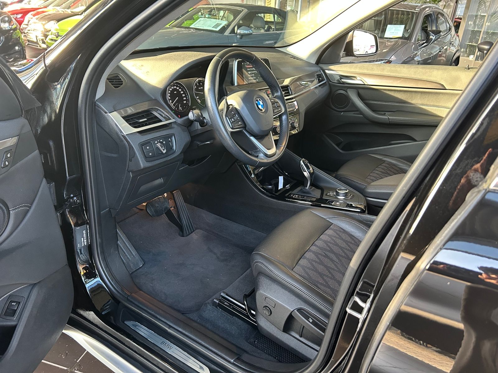 Fahrzeugabbildung BMW X1 sDrive 20 i xLine PANO AHK LED NAVI