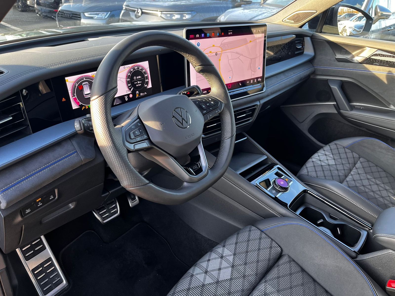 Fahrzeugabbildung Volkswagen Tayron 2.0 TDI 4M R-Line BLACK*7Si*MATRIX*PANO