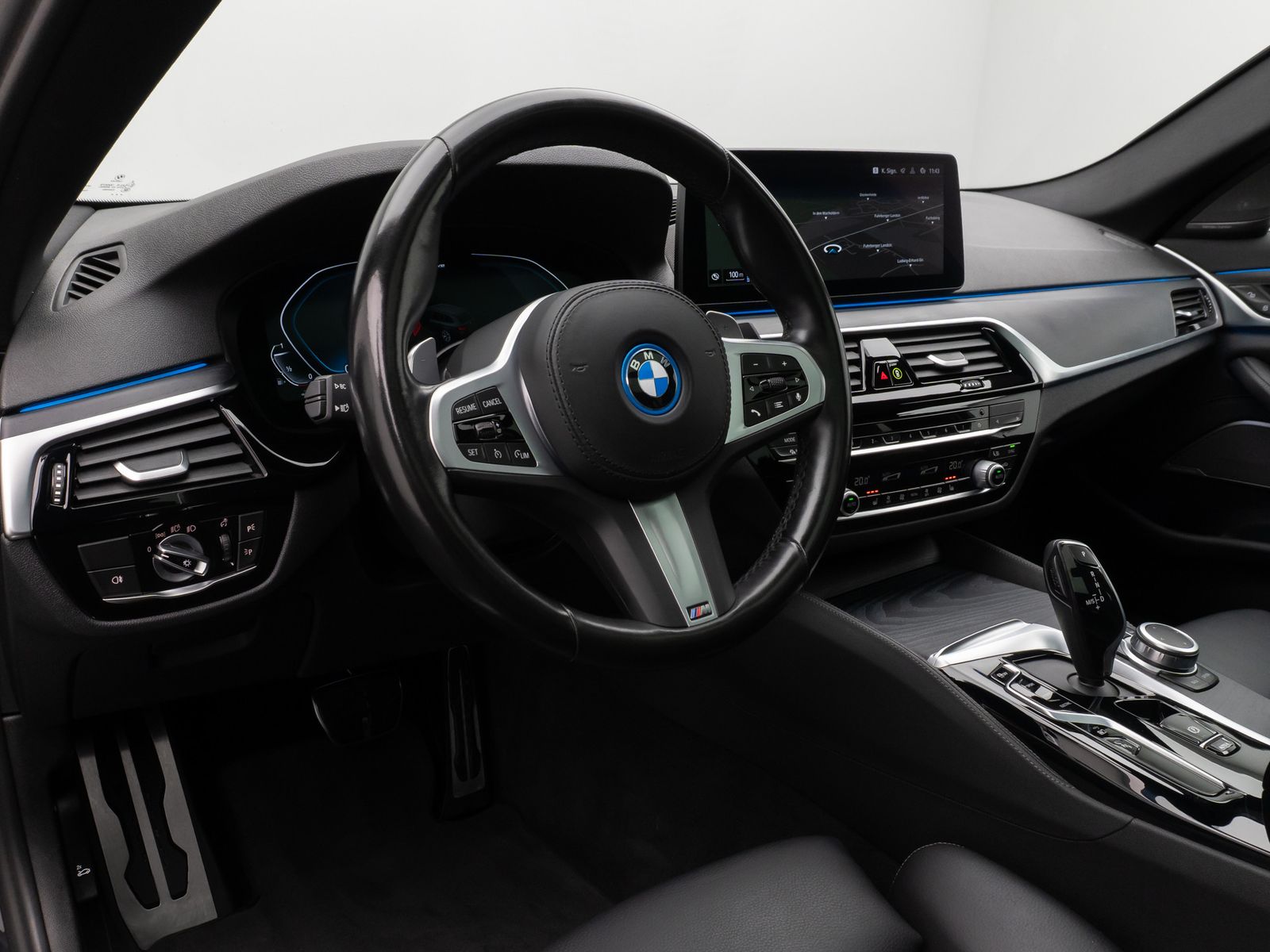 Fahrzeugabbildung BMW 530e xD M Sport Panorama HUD DAB H/K PDC AHK