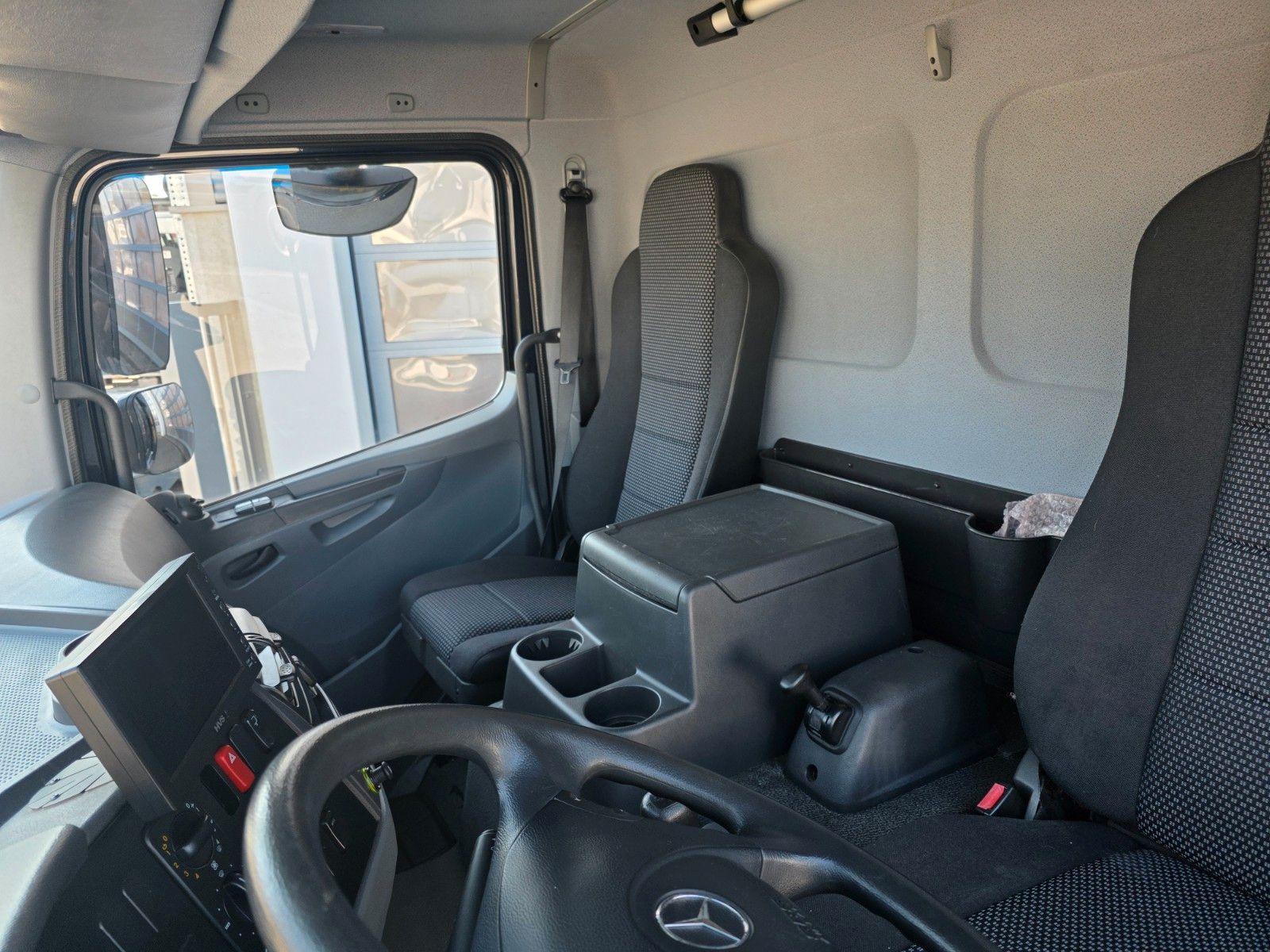 Fahrzeugabbildung Mercedes-Benz Atego 818 L Möbelkoffer+LBW Standklima 2x AHK