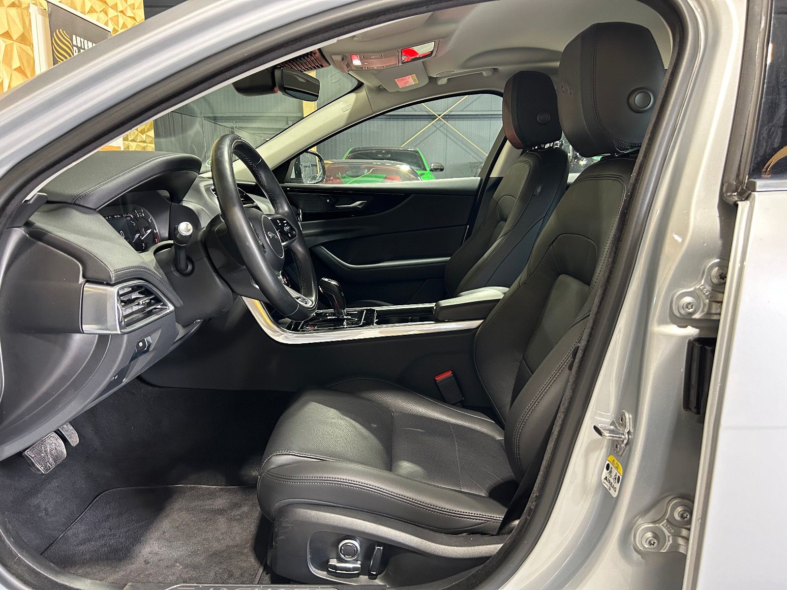 Fahrzeugabbildung Jaguar XE S/APPLE/KAMERA/SHZ/KLIMA/1.HAND