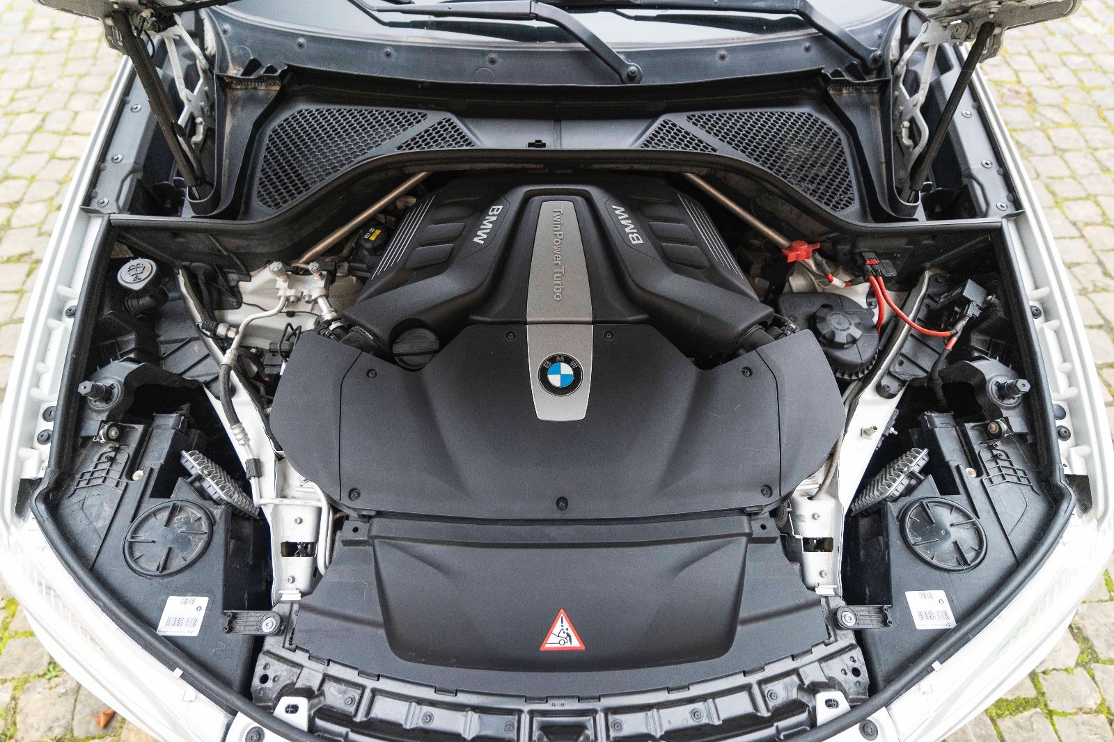 Fahrzeugabbildung BMW X6 xDrive50i M-Sportpaket 360° HUD H&K LED SOFT