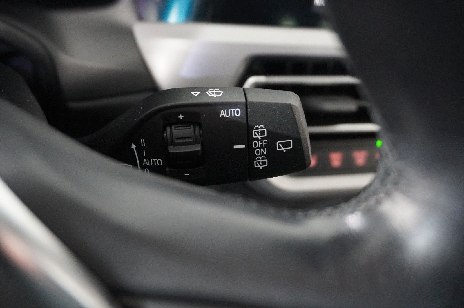 Fahrzeugabbildung BMW 318D TOURING ADVANTAGE NAVI/LED/VIRTUAL/SHZ/DAB+