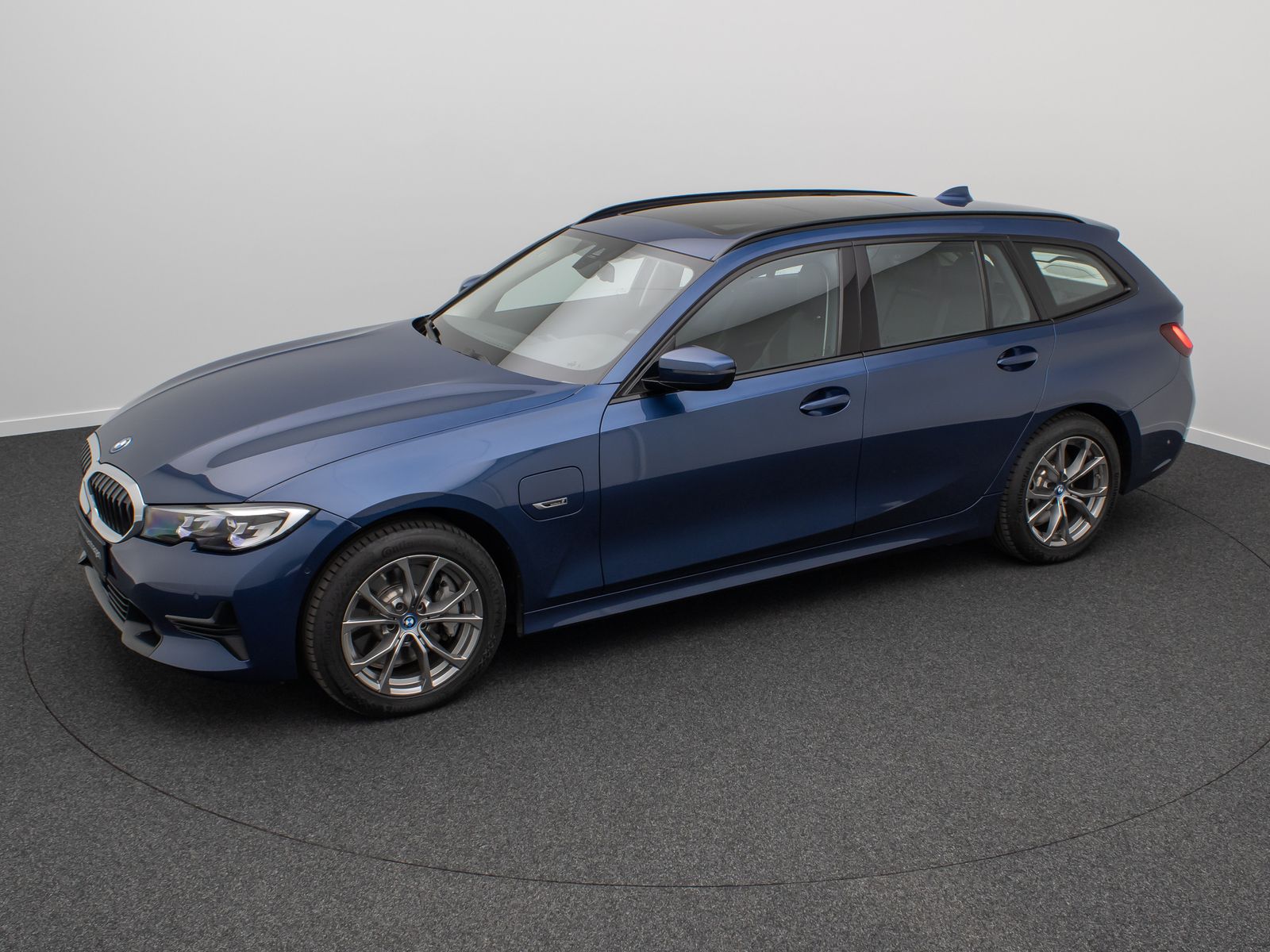 Fahrzeugabbildung BMW 330e xD Sport Line ACC Kamera DAB AHK Panorama