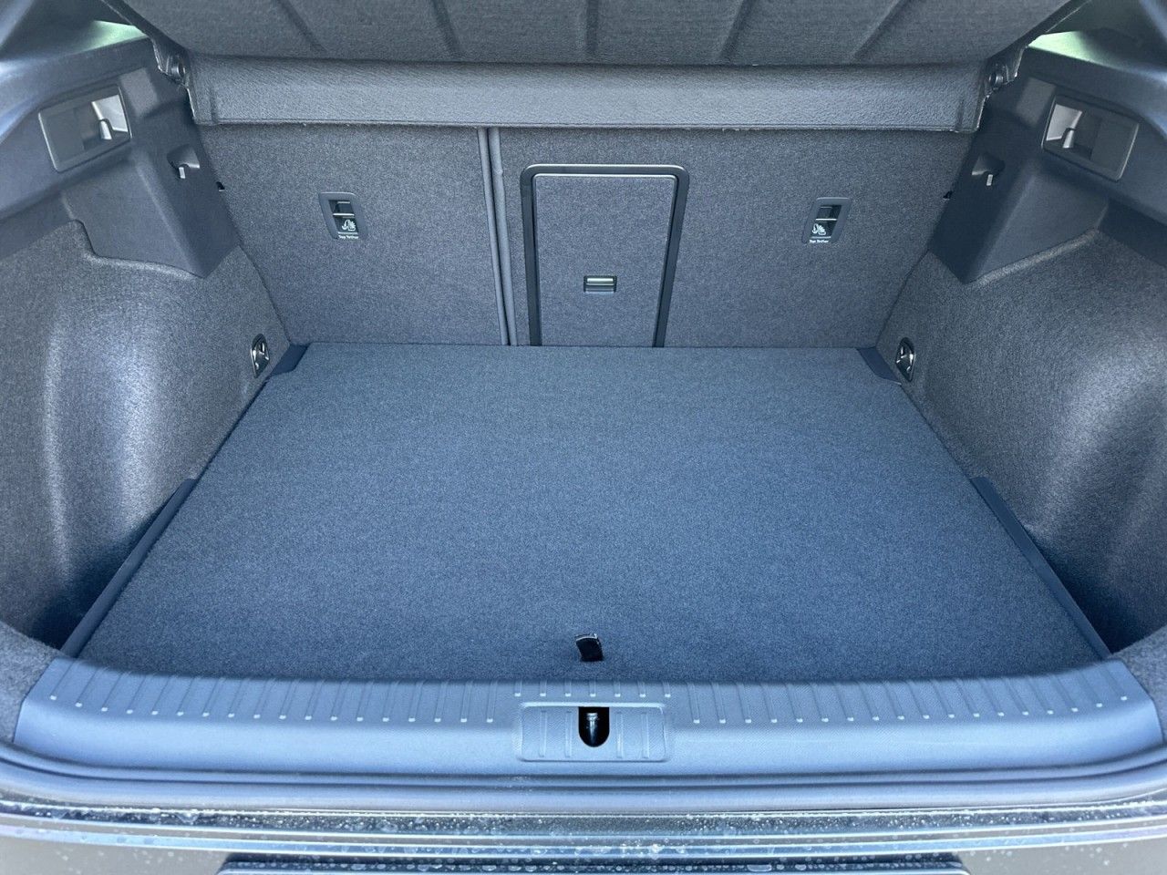 Fahrzeugabbildung CUPRA Formentor 2.5 TSI 287 kW 4Drive VZ5 - mit KI generiert/bearbeitet