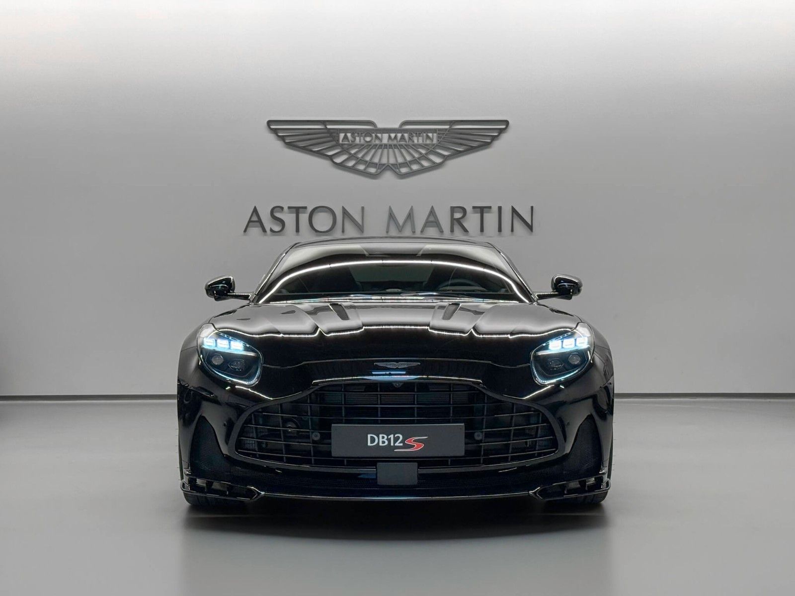 Aston Martin NEW DB12 S Coupe | Aston Martin Brussels imagem 2
