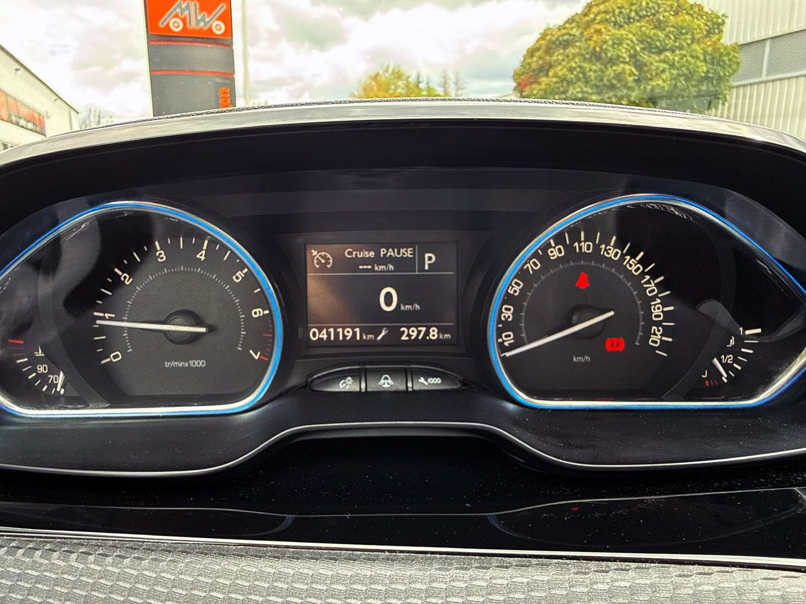 Fahrzeugabbildung Peugeot 2008 Allure 1.2 Auto. KAM PDC SHZ PANO NAV TEMP