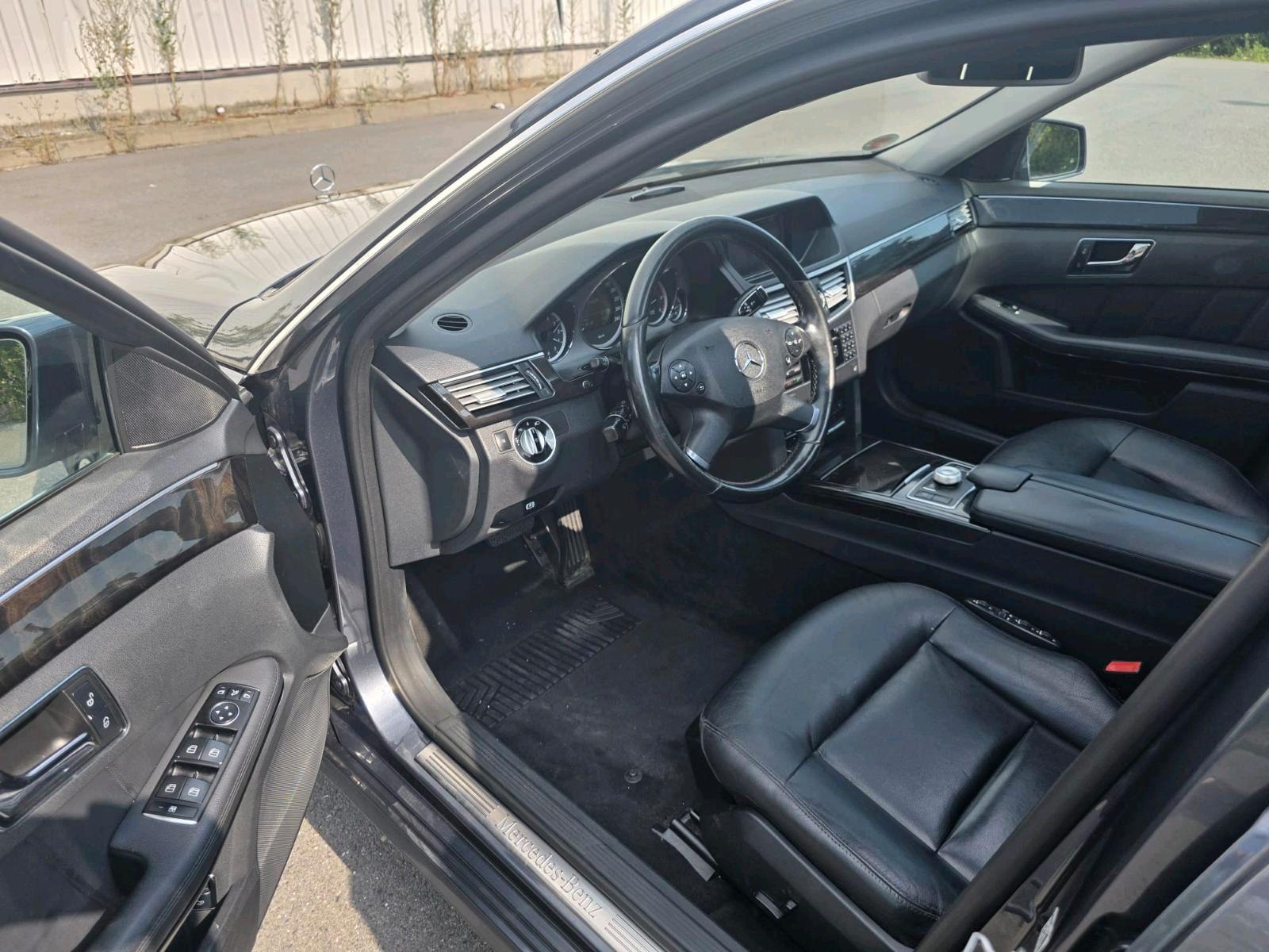 Mercedes-Benz E300 2011 — photo 10