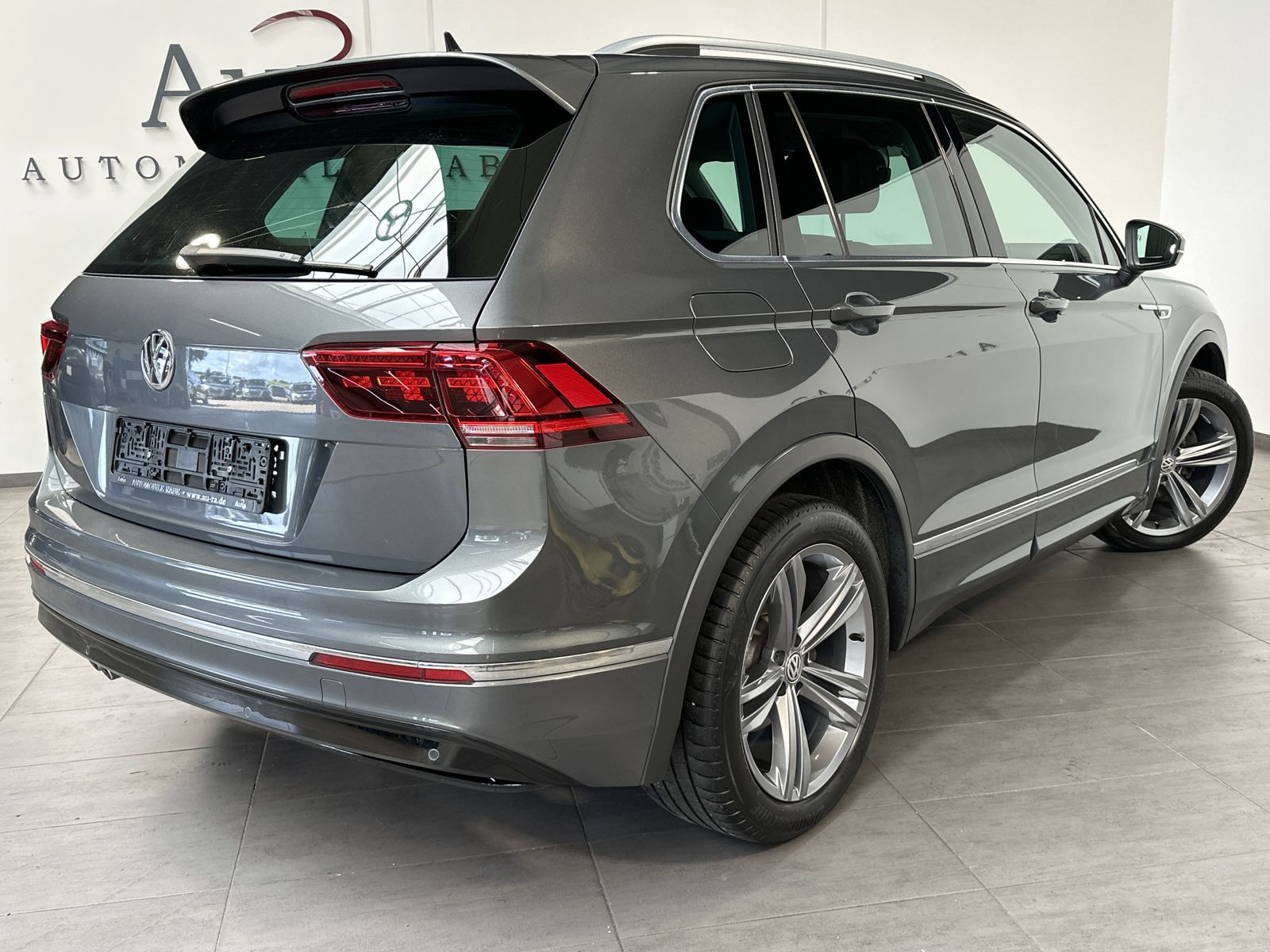 Fahrzeugabbildung Volkswagen Tiguan 2.0 TDI DSG R-Line NAV+LED+AHK+ACC+VCOCK