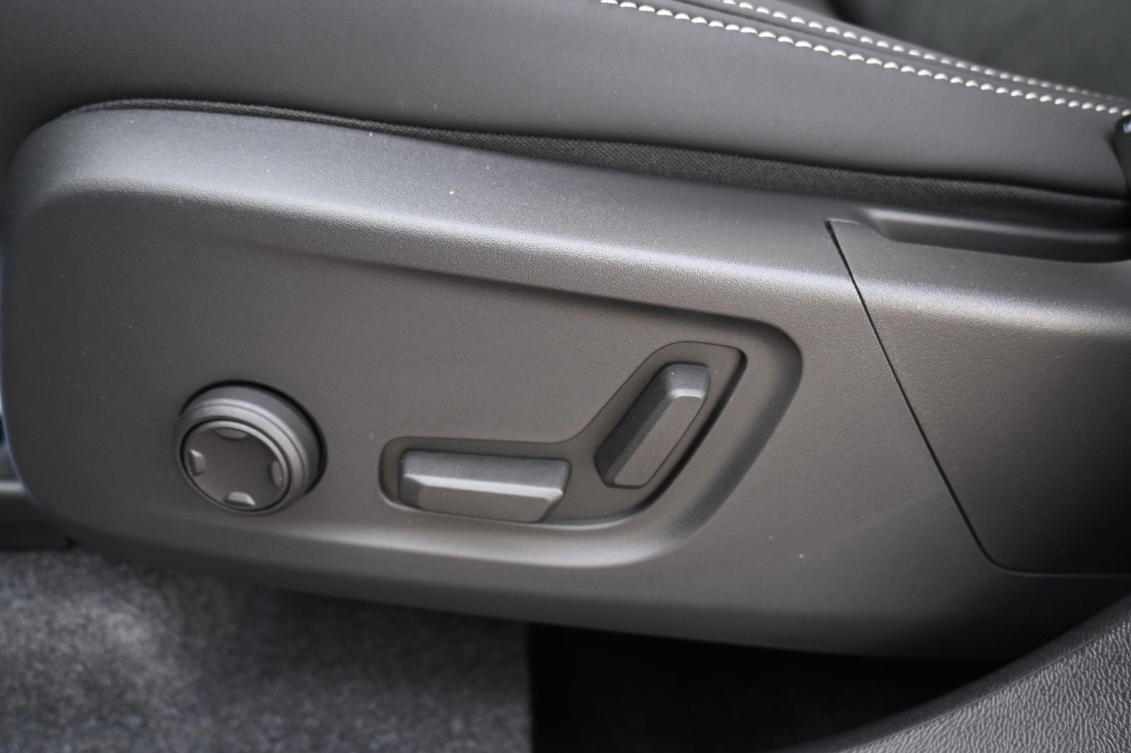 Fahrzeugabbildung Volvo XC40 B4 Black Ultra Dark*FSHZG*PANO*360°*ACC*AHK