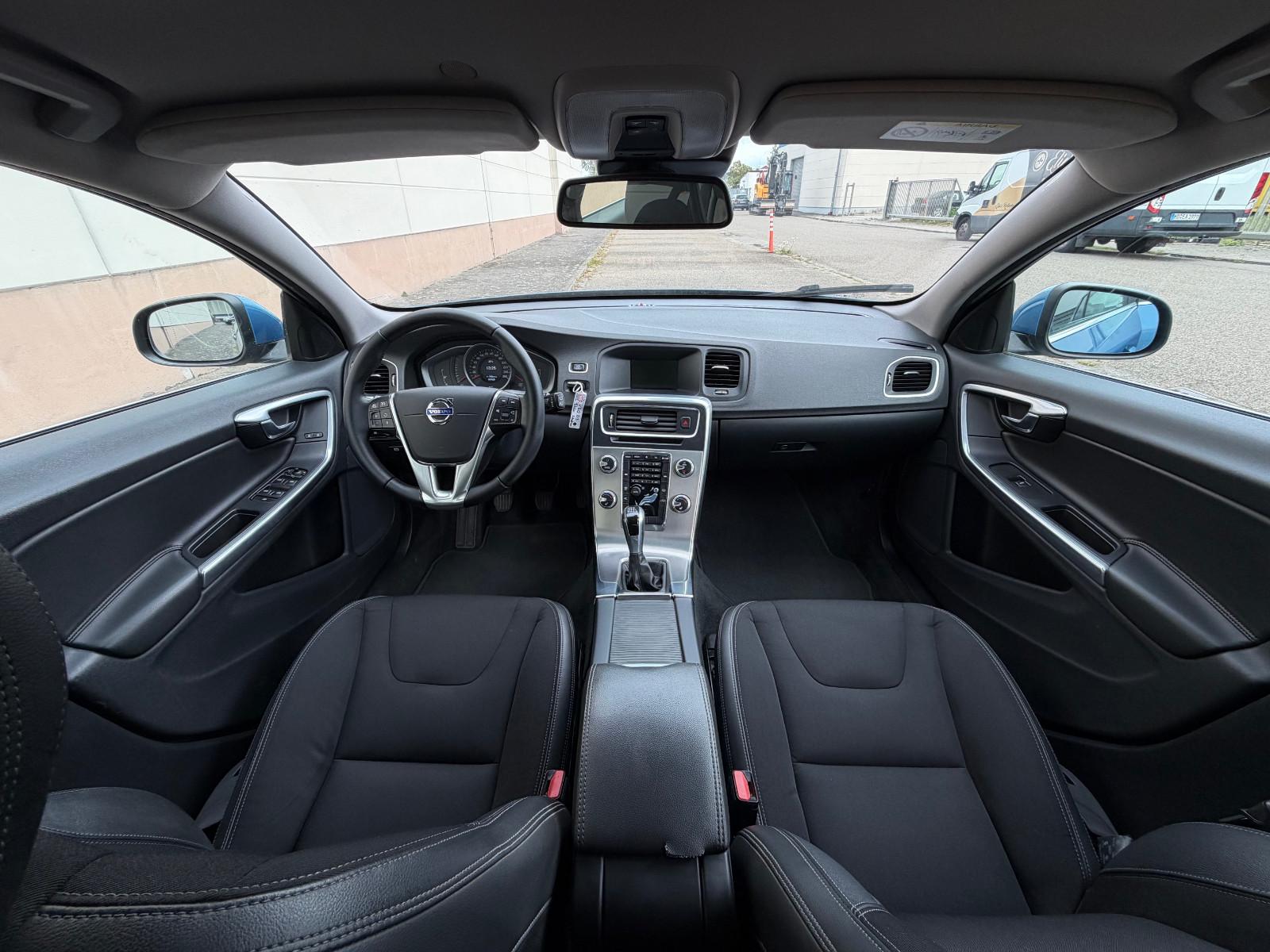 Volvo V60 D3 Momentum - XENON + SHZ + ZR NEU