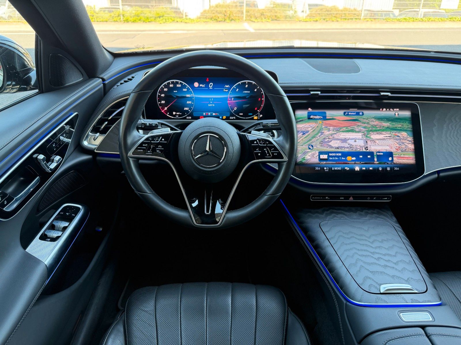 Fahrzeugabbildung Mercedes-Benz E 450d 4M T Avantgarde+Pano+AHK+Distr+Memory