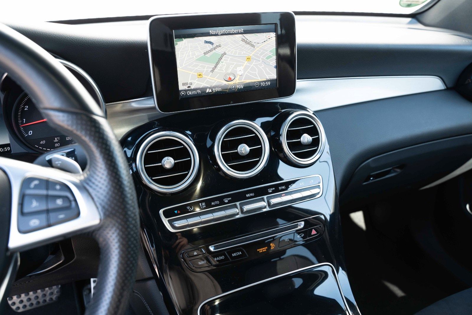 Fahrzeugabbildung Mercedes-Benz GLC 250 4MATIC AMG PANO AHK LED KAM CARPLAY